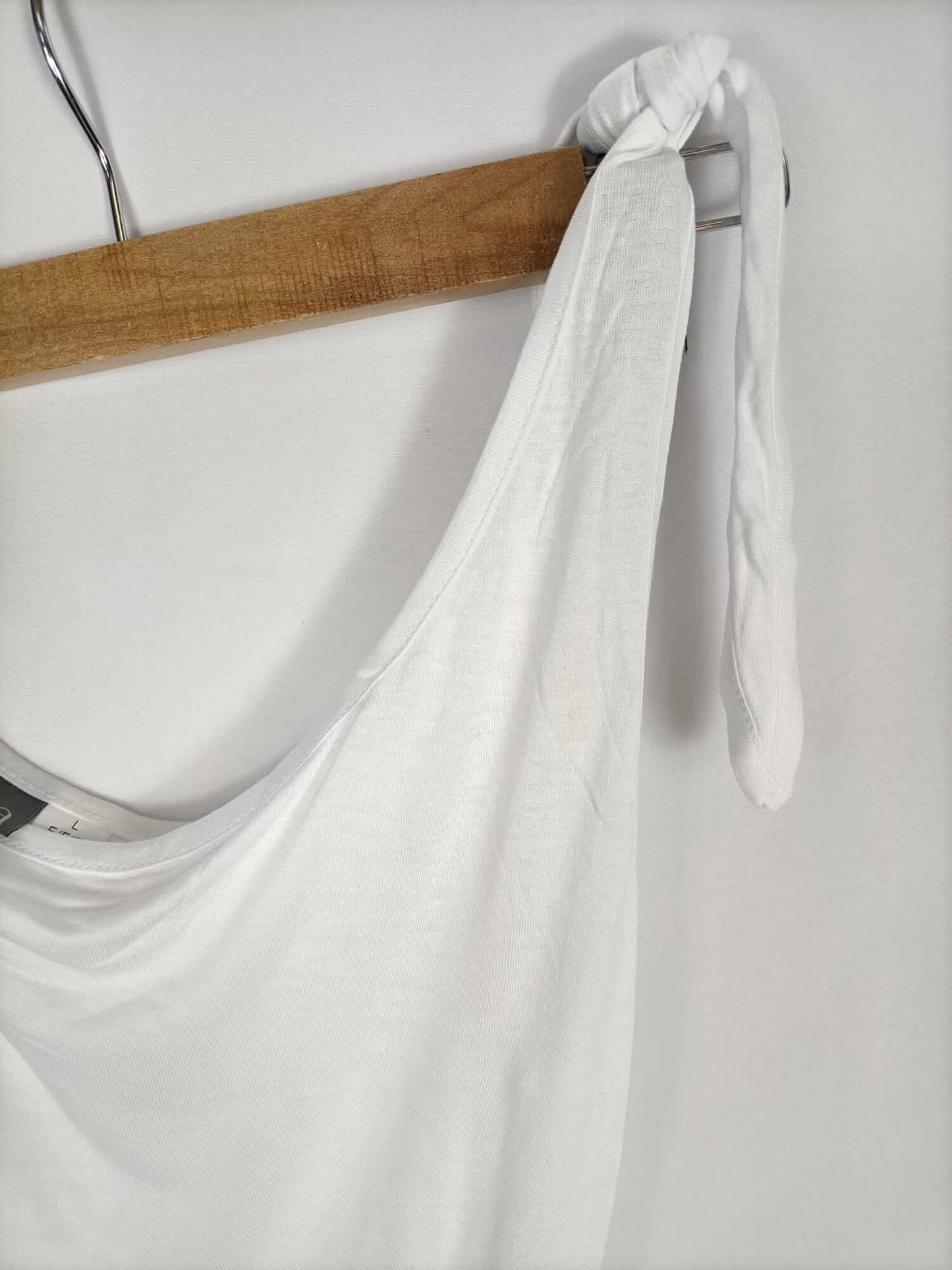 VENCA. Camiseta blanca asimétrica T.l