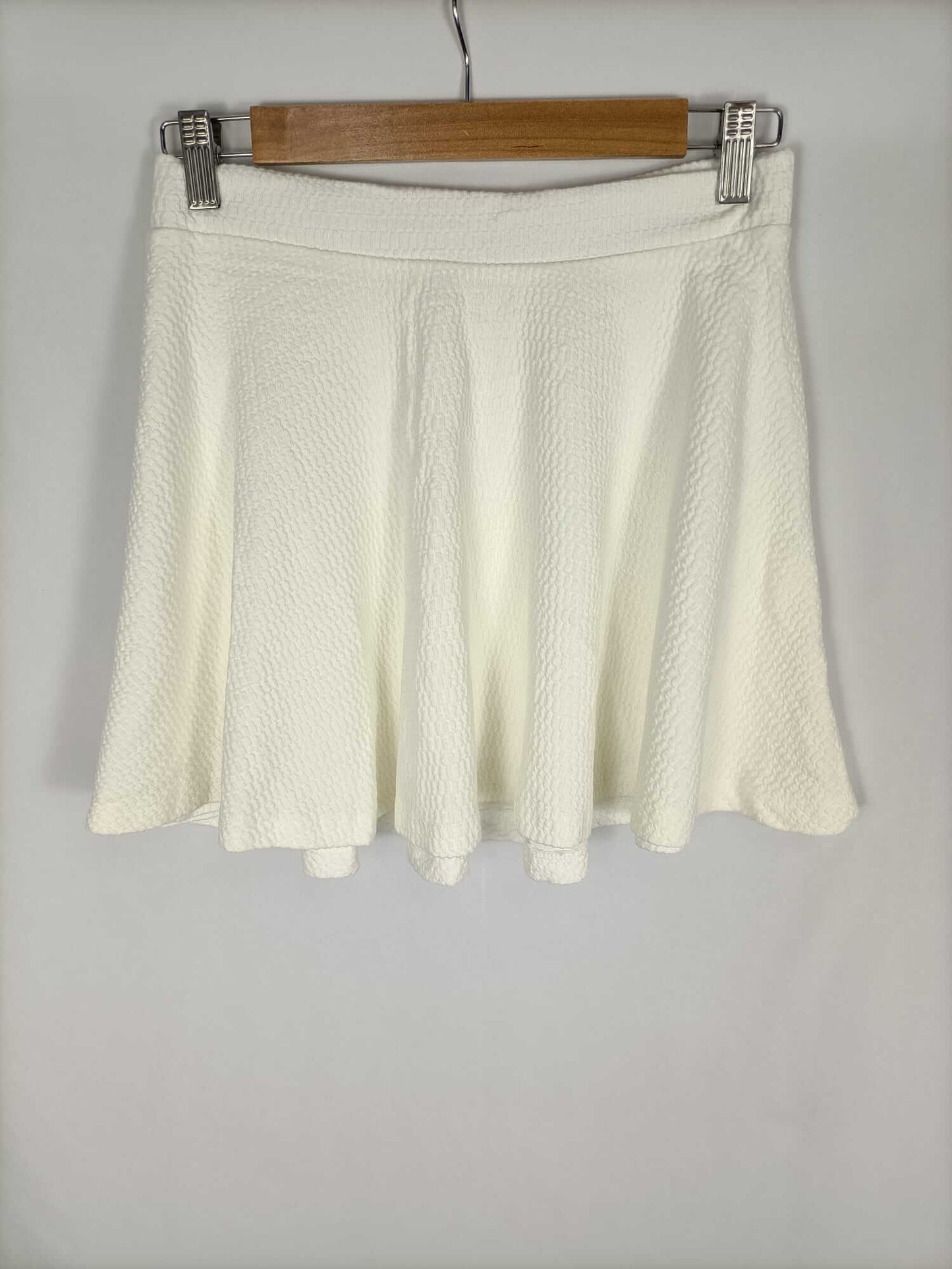 BERSHKA. Falda blanca textura T.m