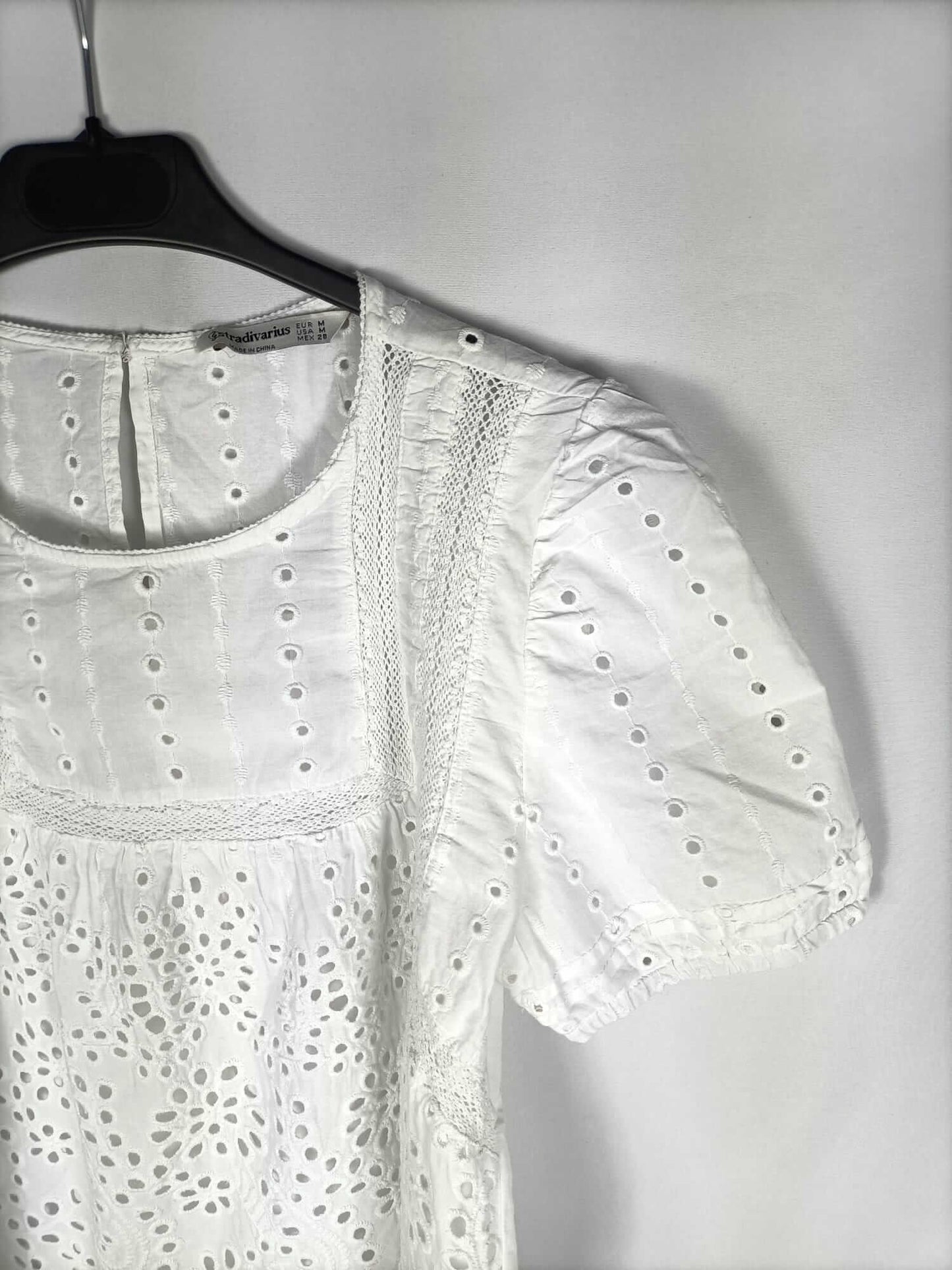 STRADIAVARIUS. Tm die-cut white blouse