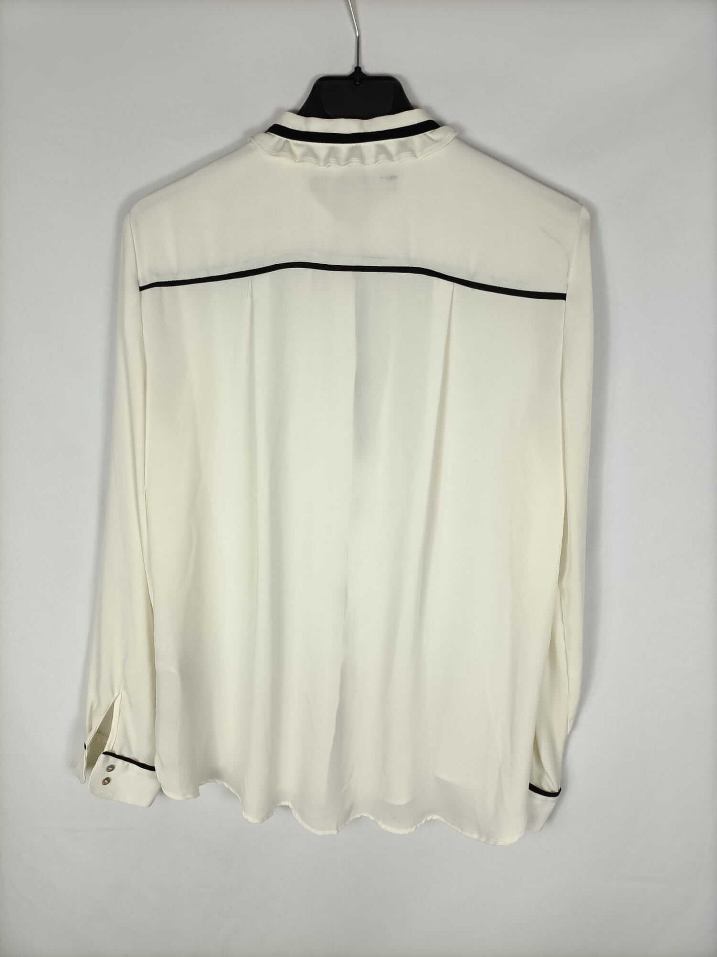 ZARA. Blusa blanca detalles negros T.m