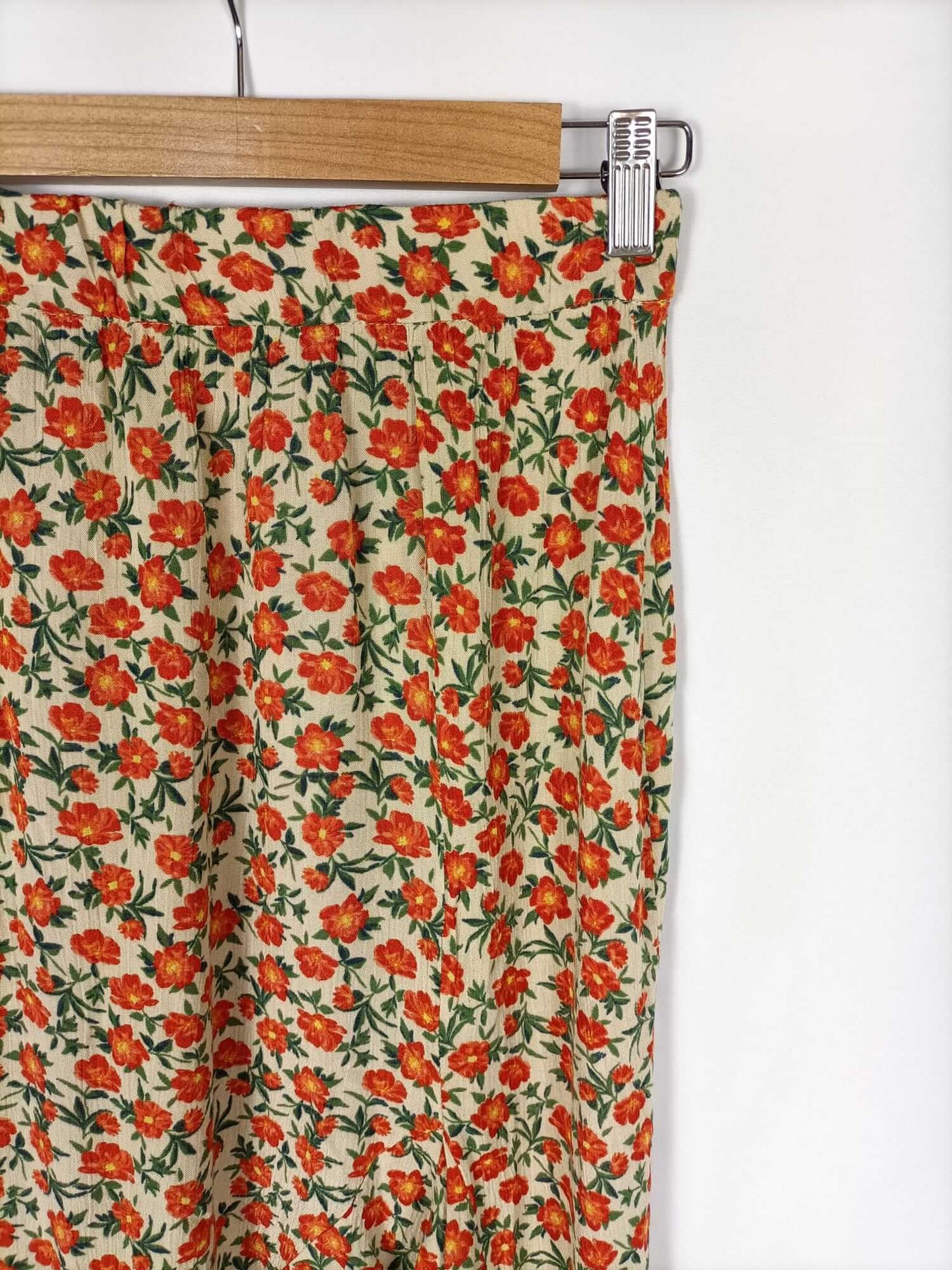 PULL&BEAR. Beige linen skirt with flowers Tm