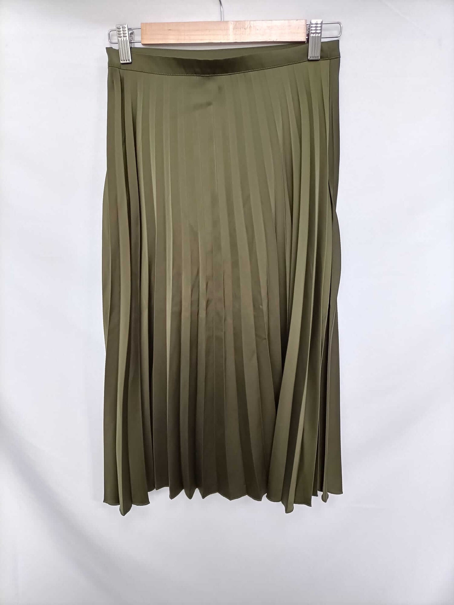 STRADIVARIUS. Green Pleated Ts Skirt