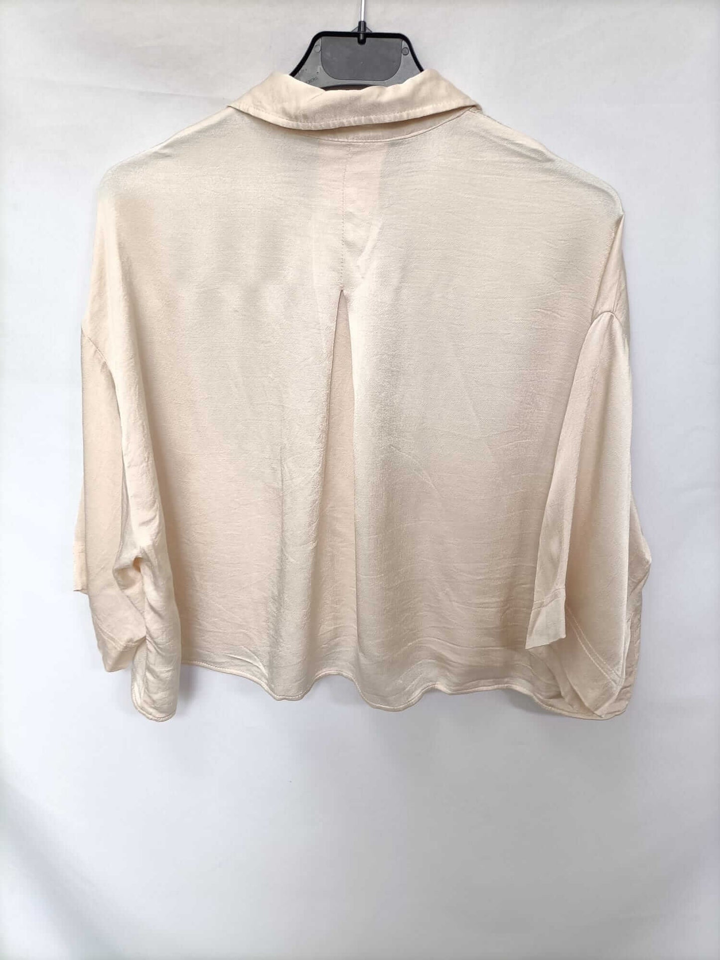 ZARA.Blusa beige satinada oversized T.s