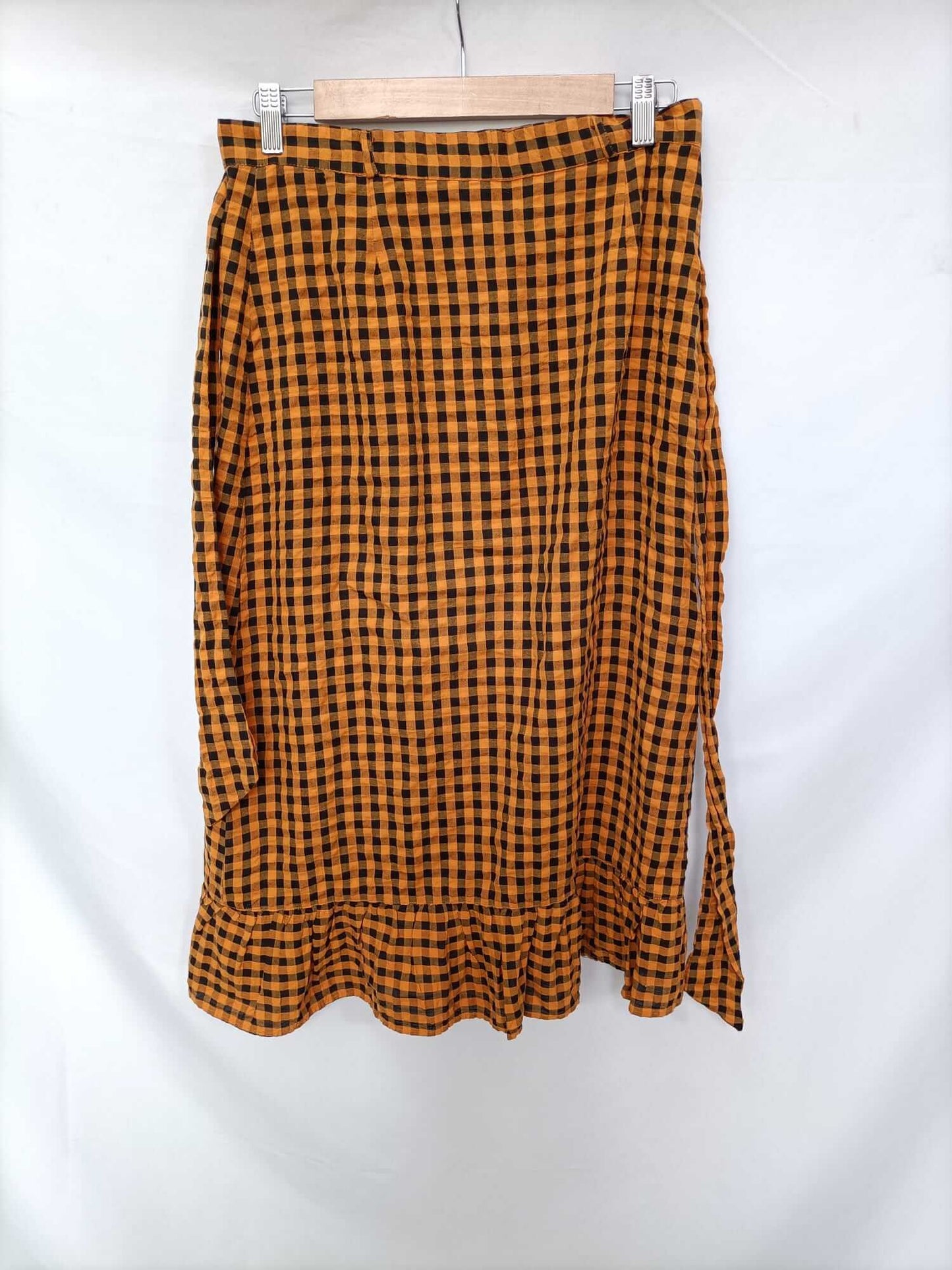 ZARA. Checkered midi skirt with ruffle Tm