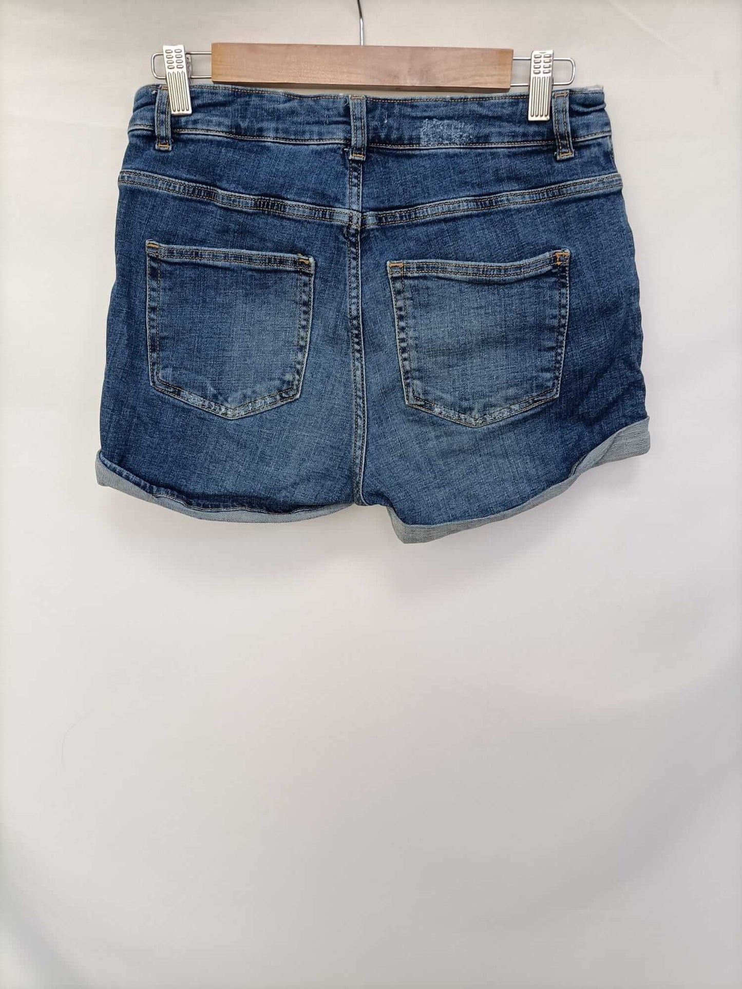 H&M. Shorts denim dobladillo T.36