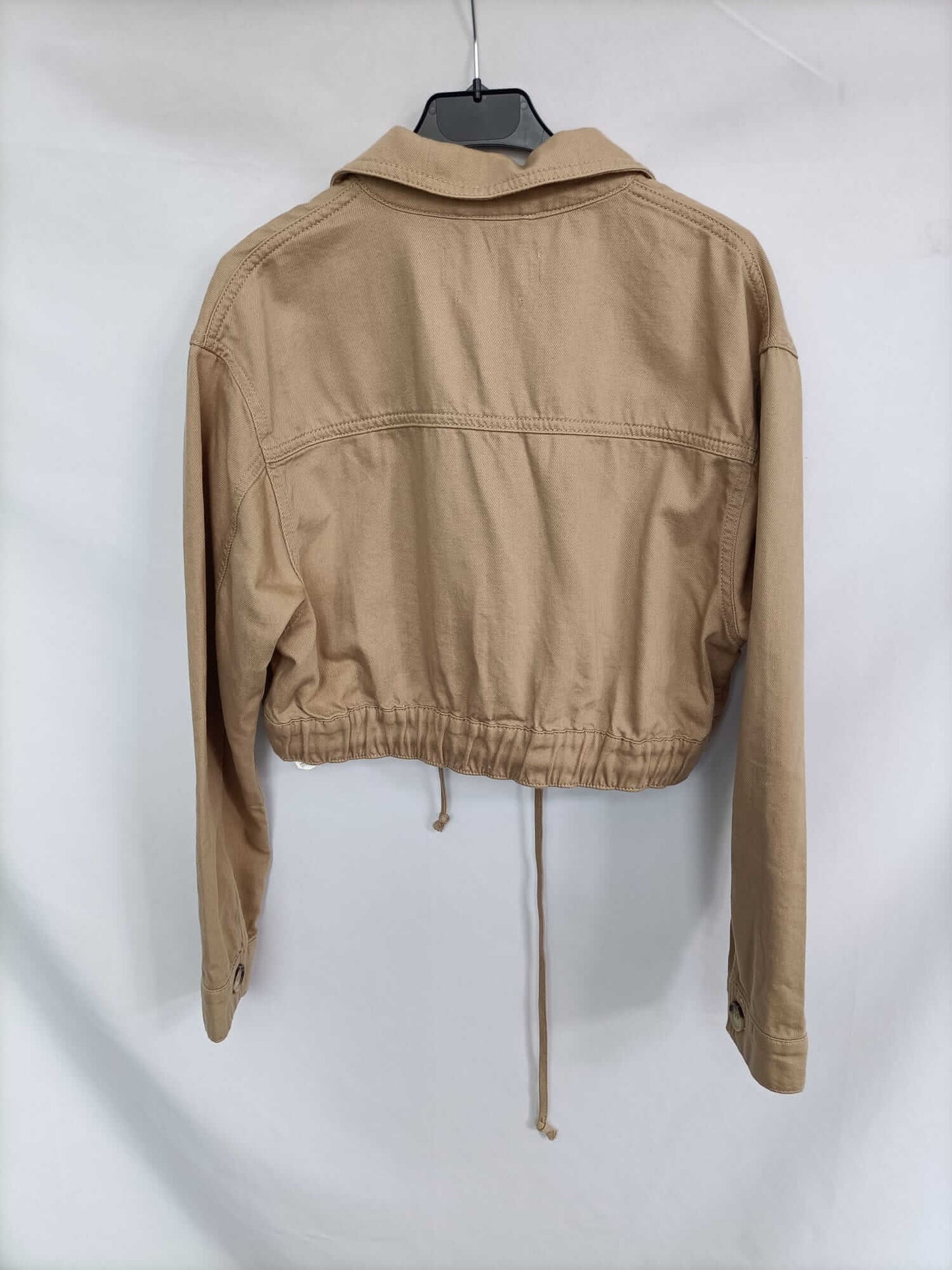 PULL&BEAR. Cazadora beige cortita T.m
