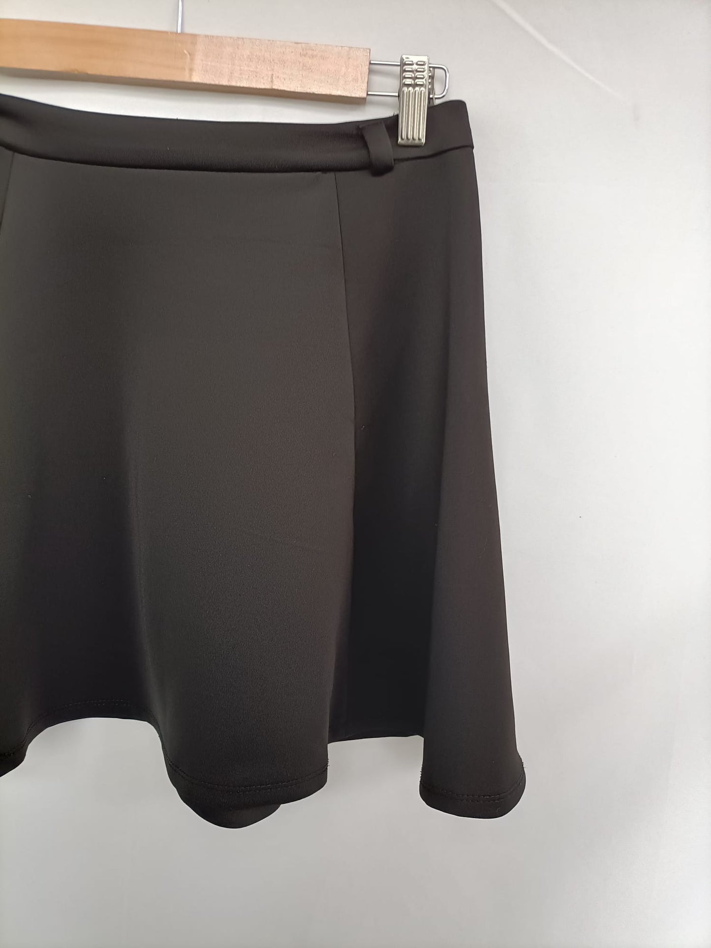 STRADIVARIUS. Falda negra neopreno T.m