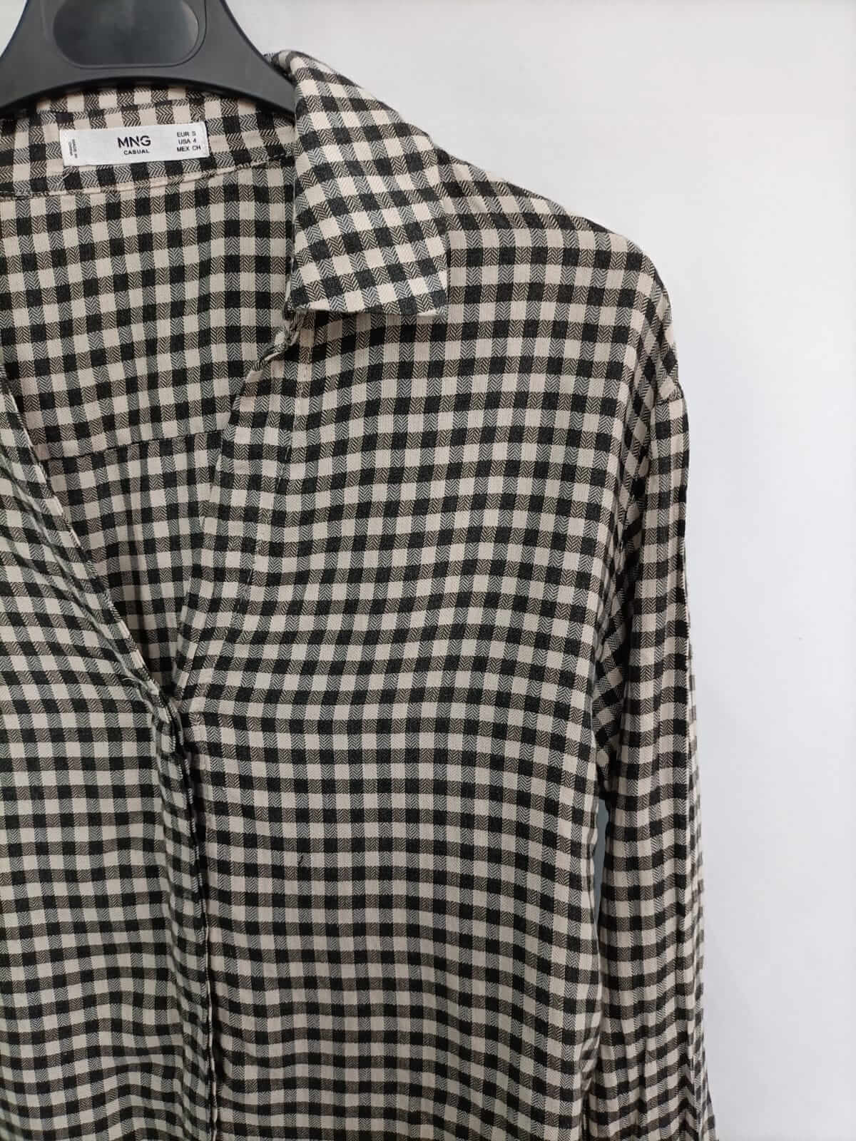 MANGO. Beige and black gingham blouse Ts