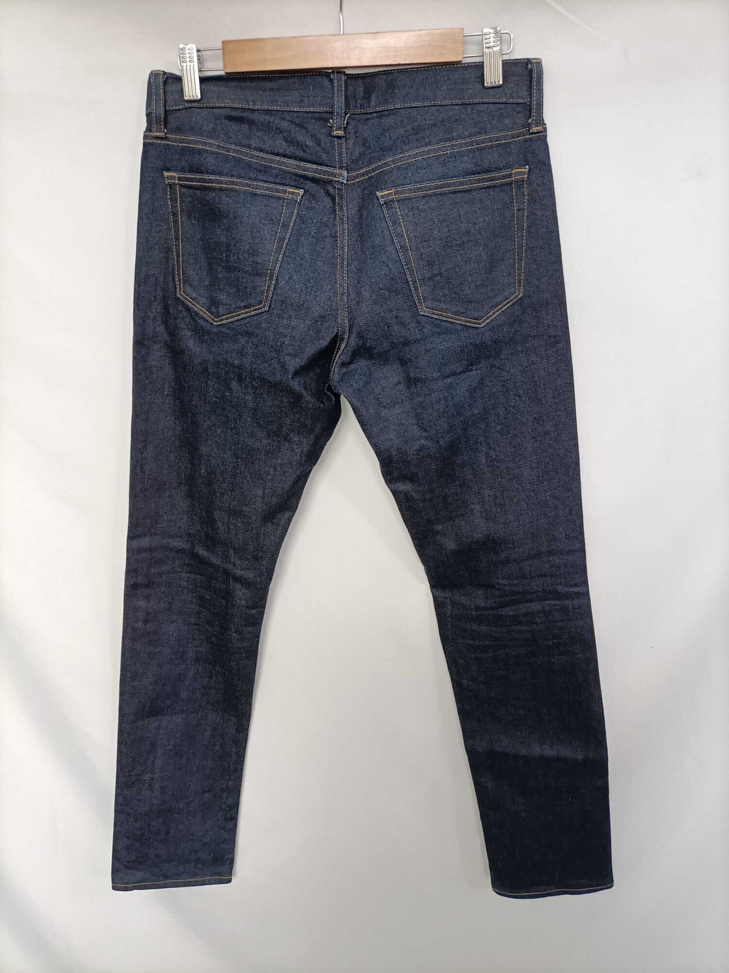 UNIQLO. Pantalón denim oscuro T.40
