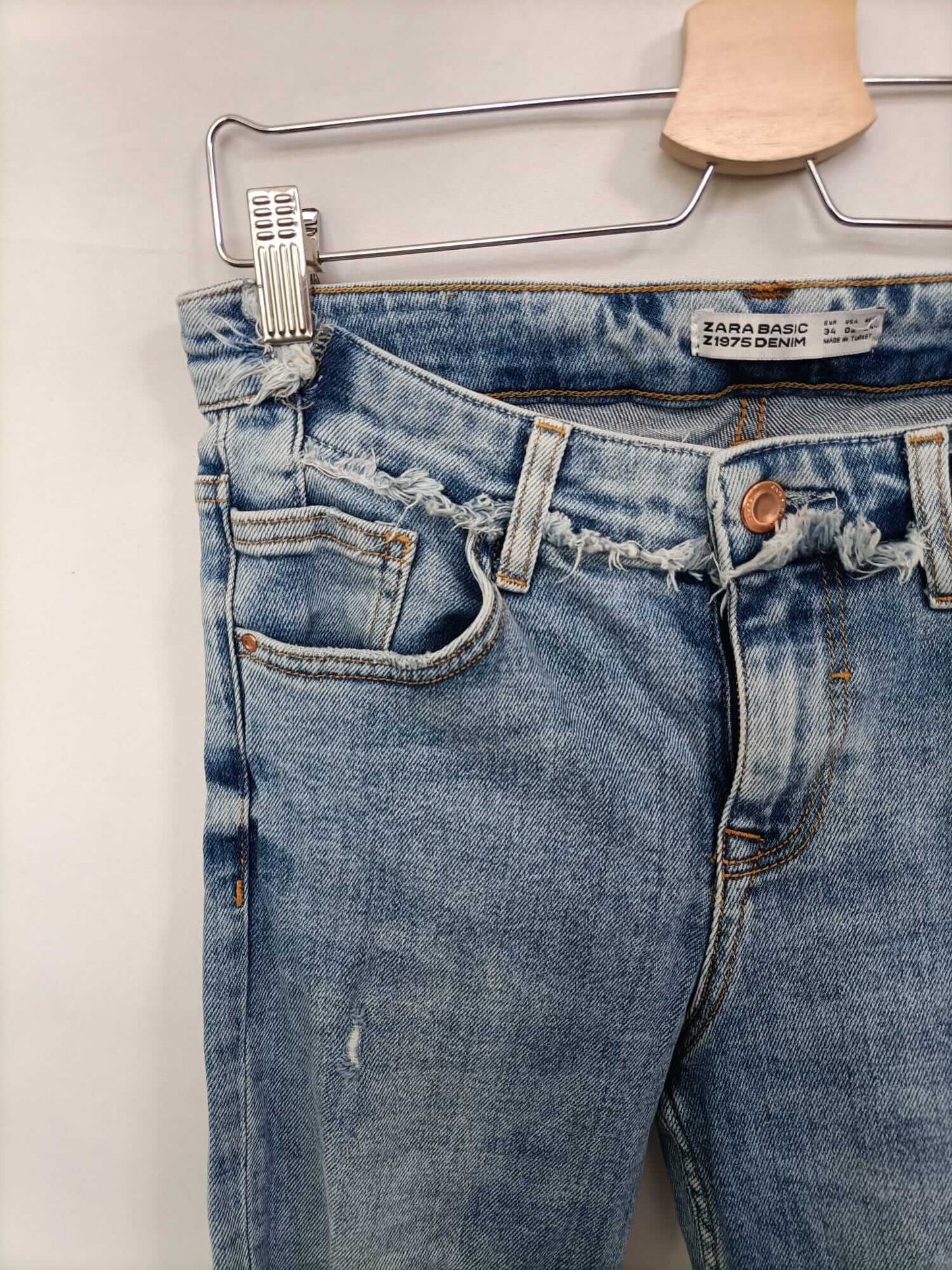 ZARA. Pantalón roto acampanado T.34