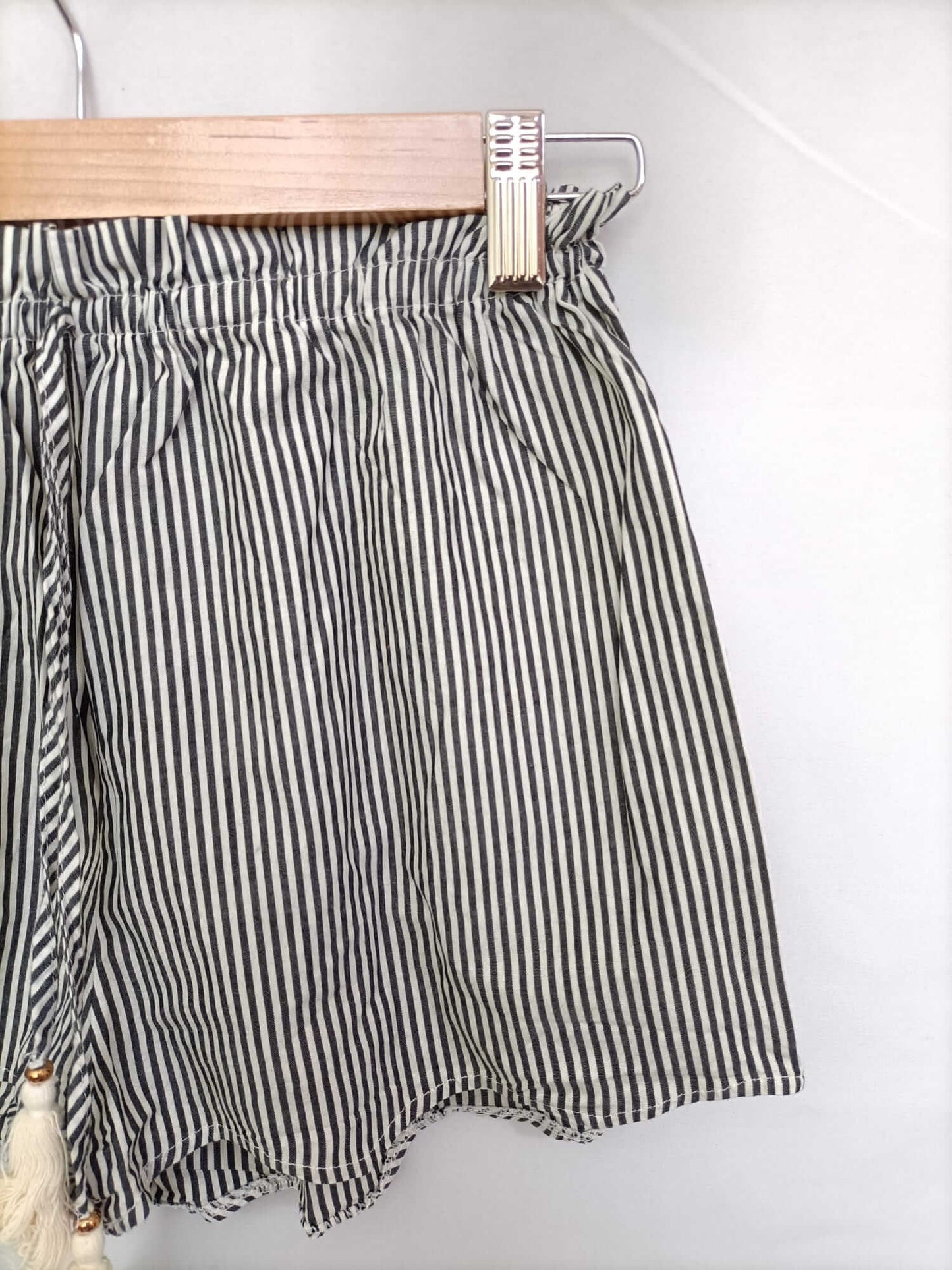 OTRAS. Shorts rayas blanco y gris T.s