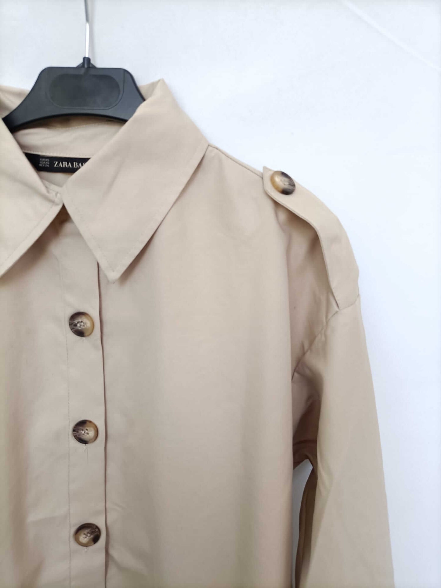 ZARA. Blusa beige botones nacar T.xs
