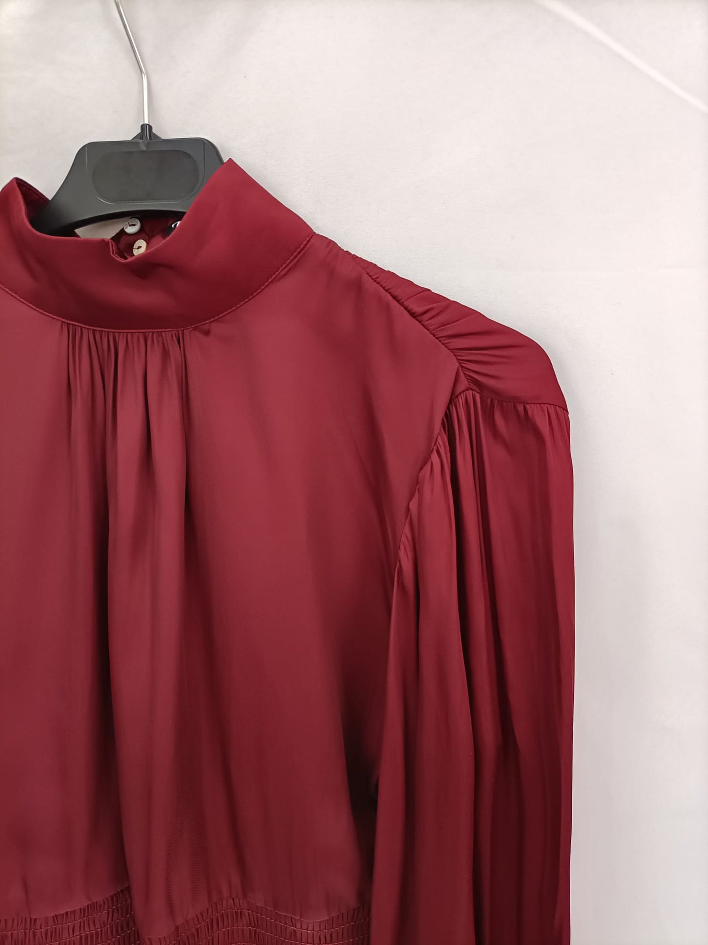 ZARA.Blusa color vino satinada T.s