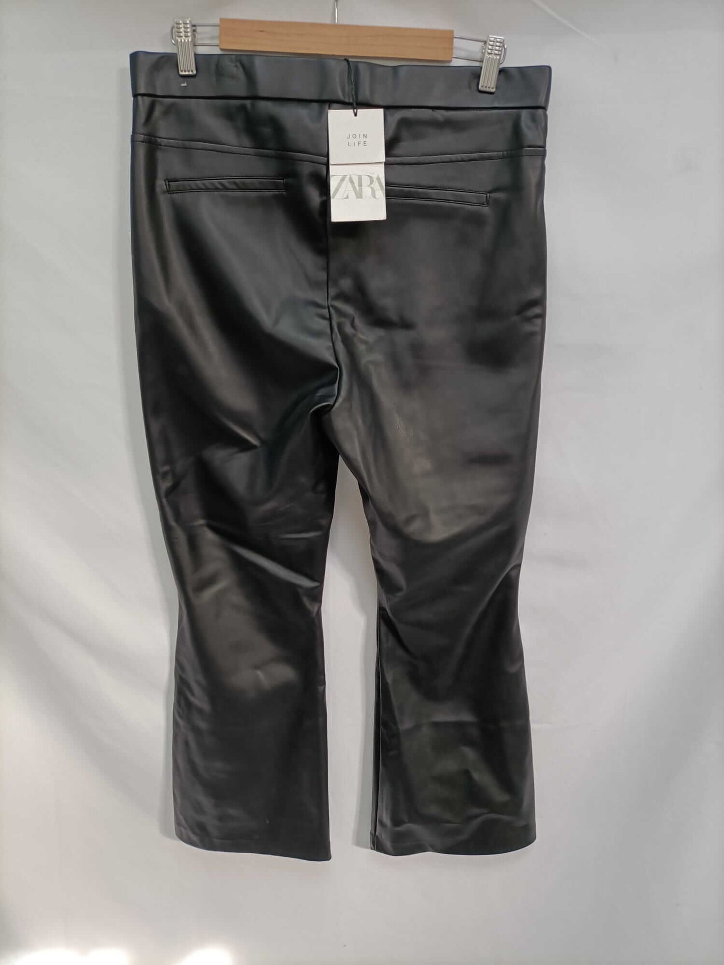 ZARA. Pantalón negro polipiel T.xl