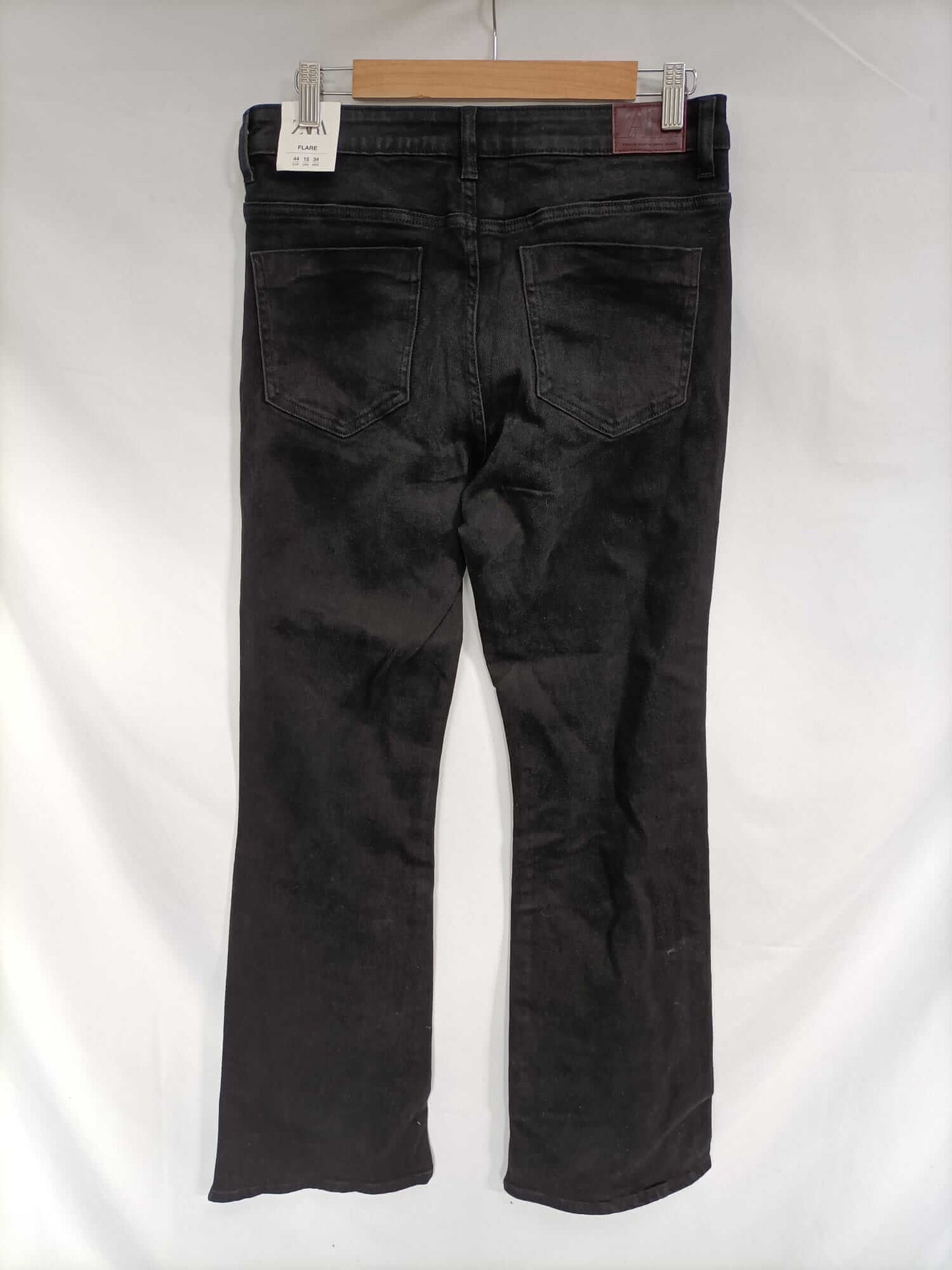 ZARA. Pantalón negro denim T.44