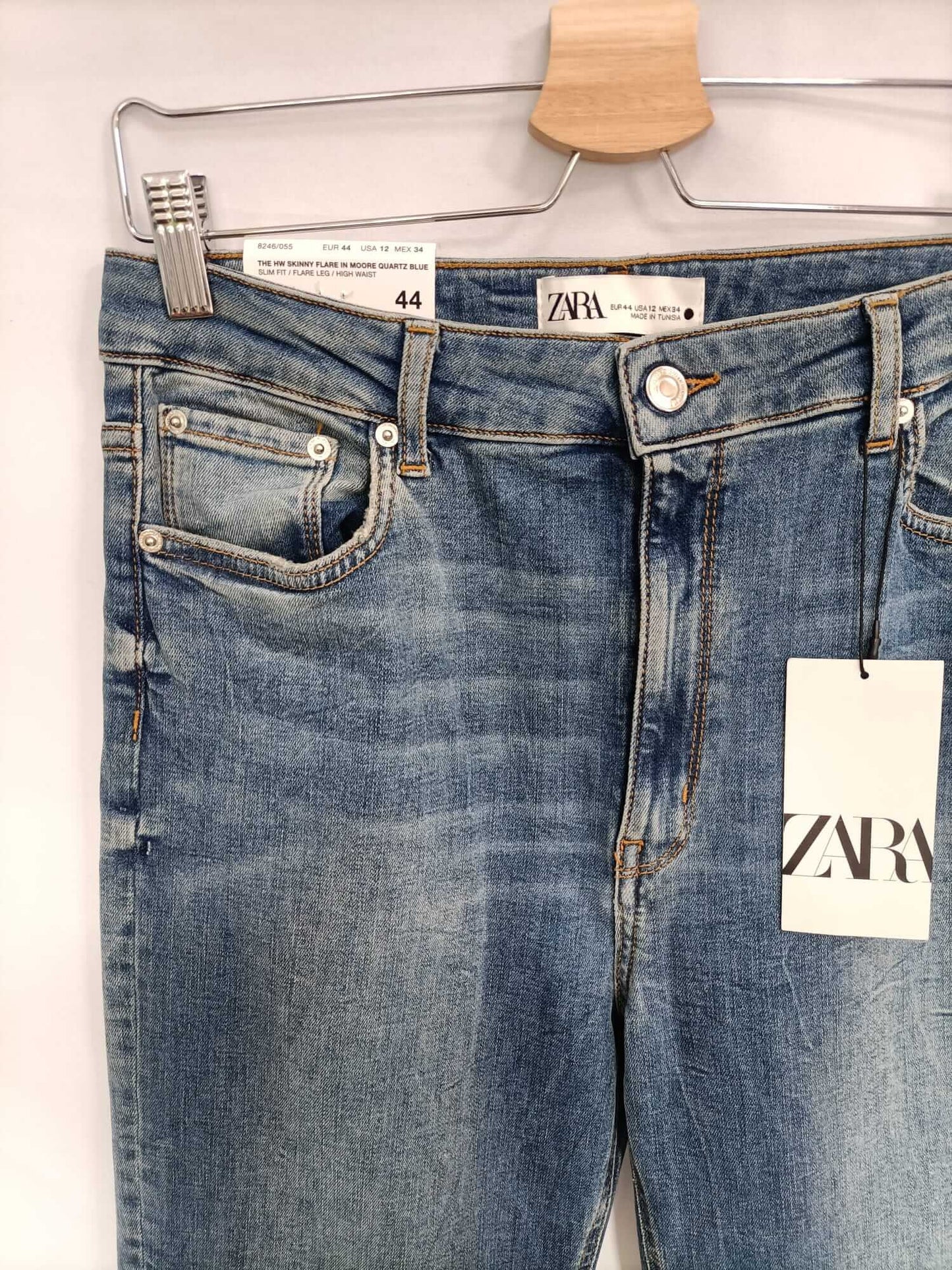 ZARA. Pantalón denim campana T.44