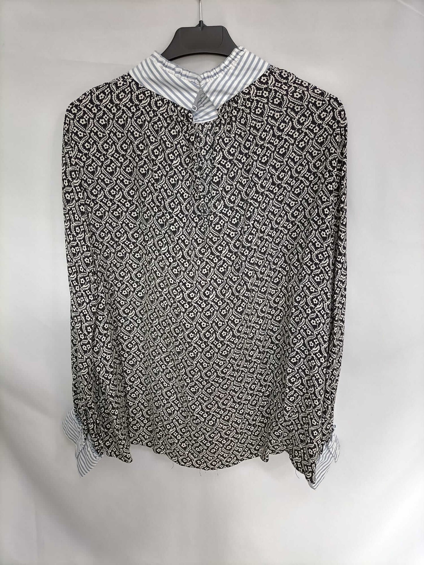 ZARA. Blusa negra flores T.xxl