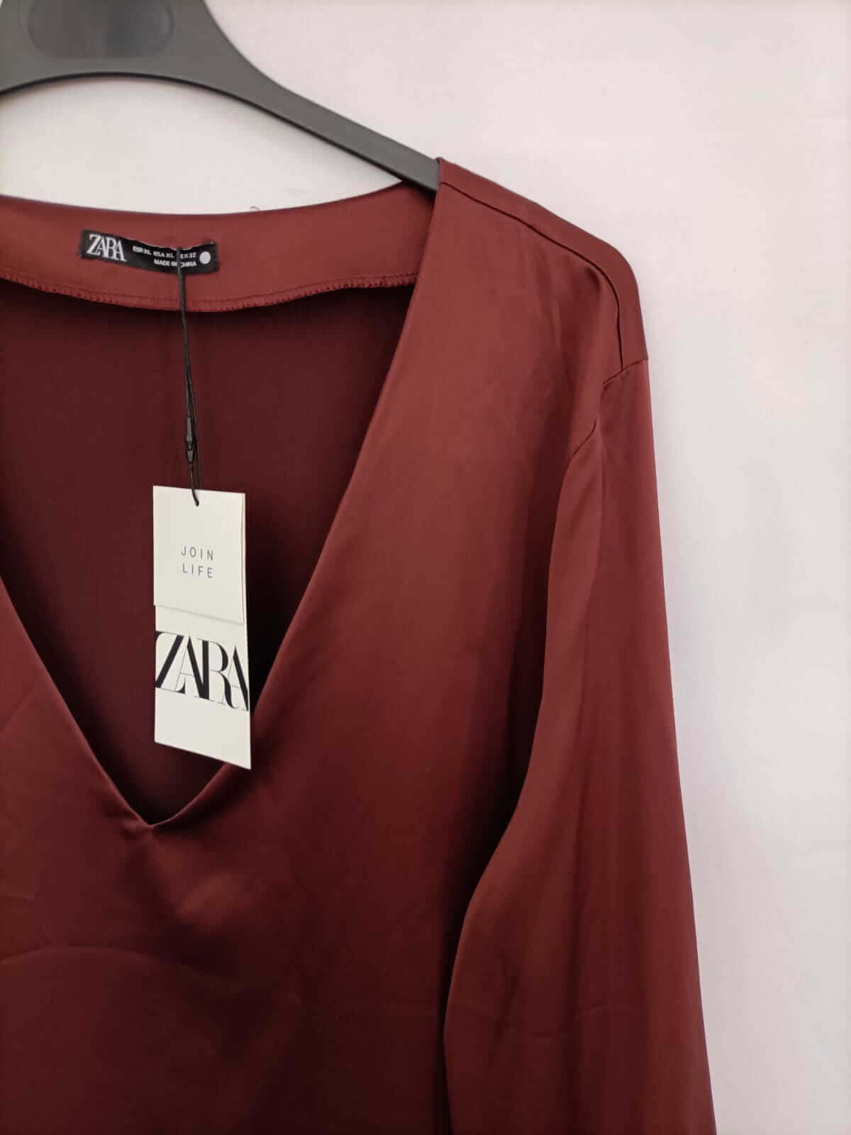 ZARA.Blusa burdeos satinada pico T.XL