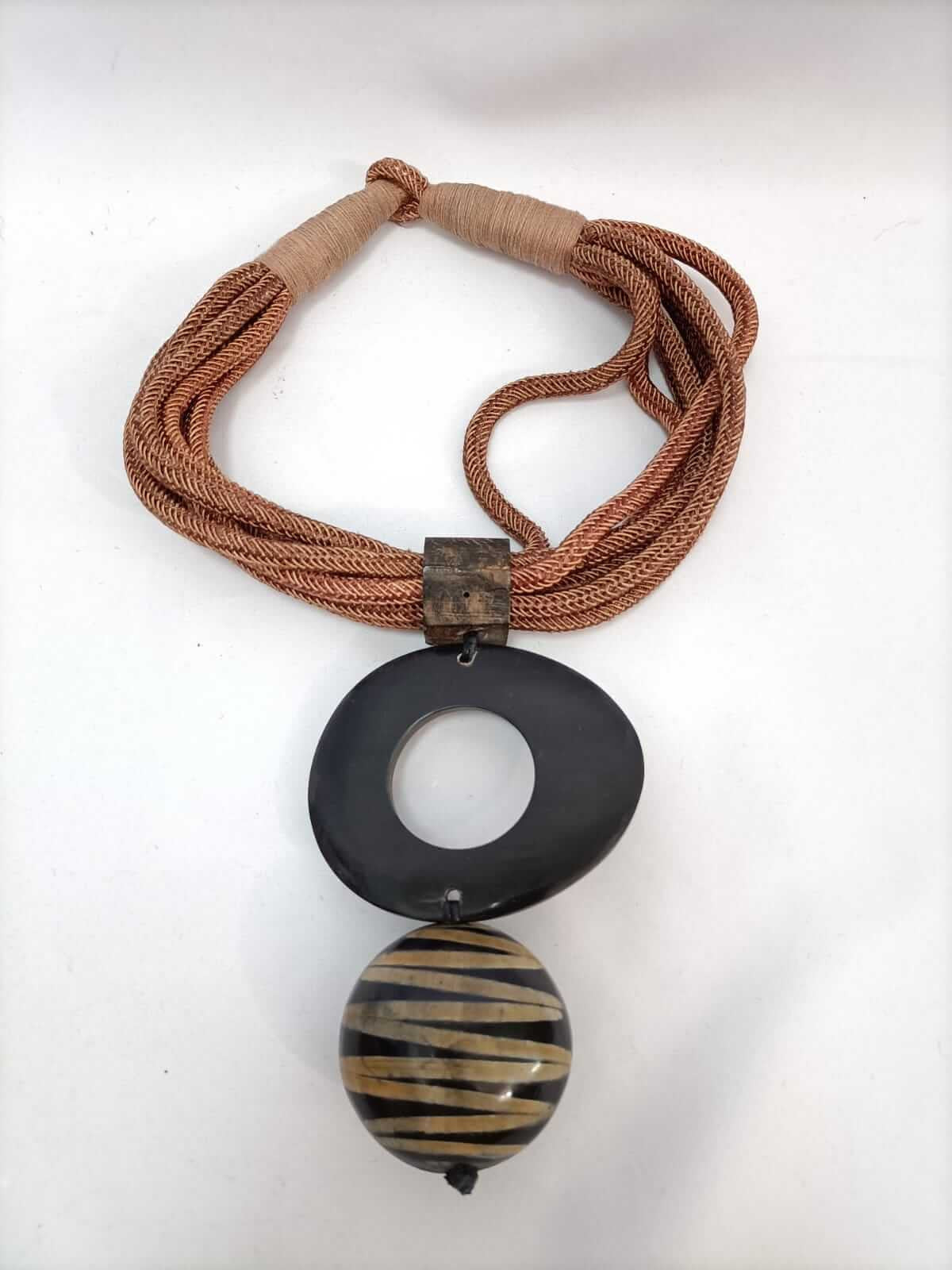 OTRAS.Collar cuerda abalorios