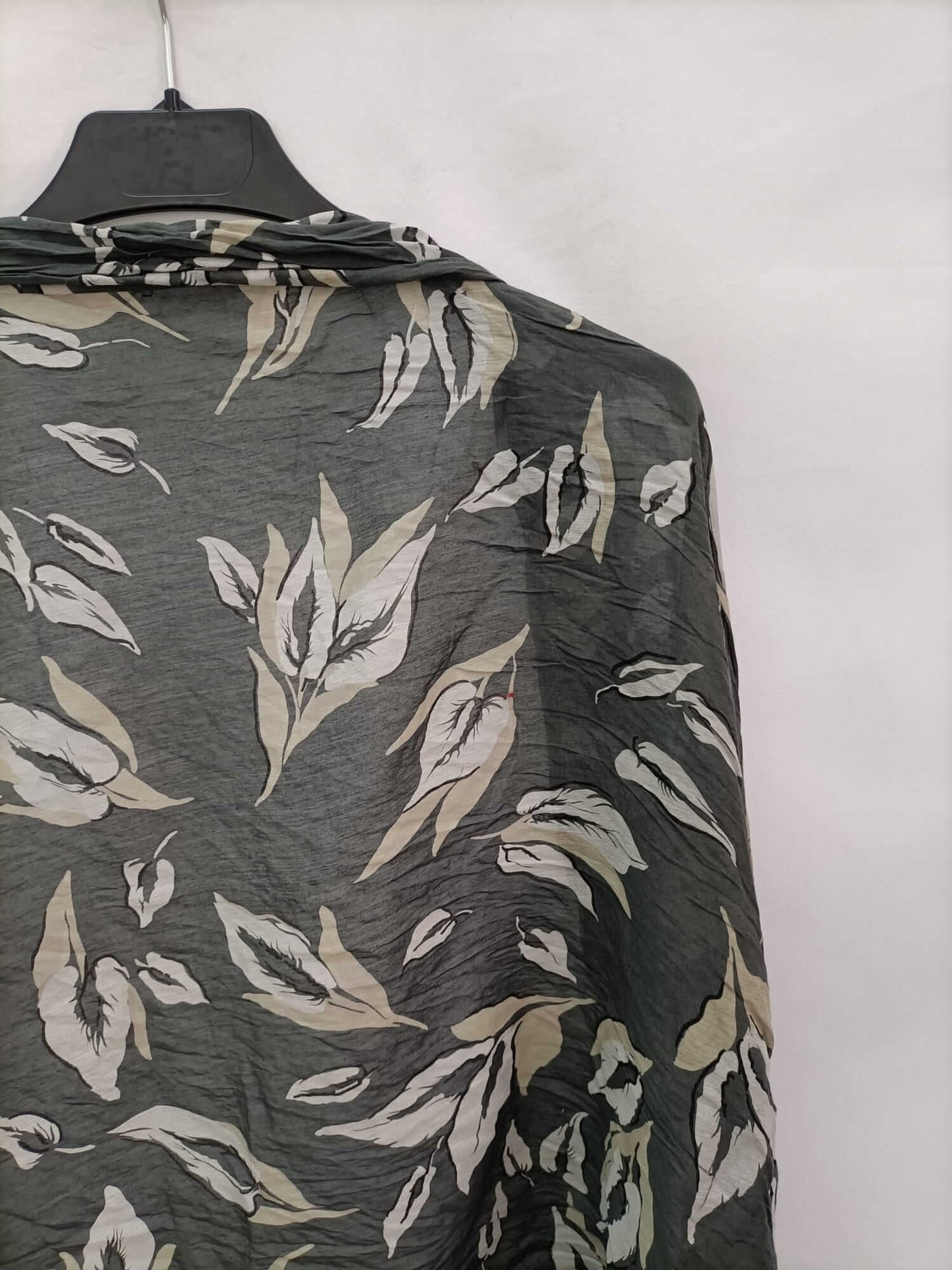 OTRAS. Fular gris verdoso flores