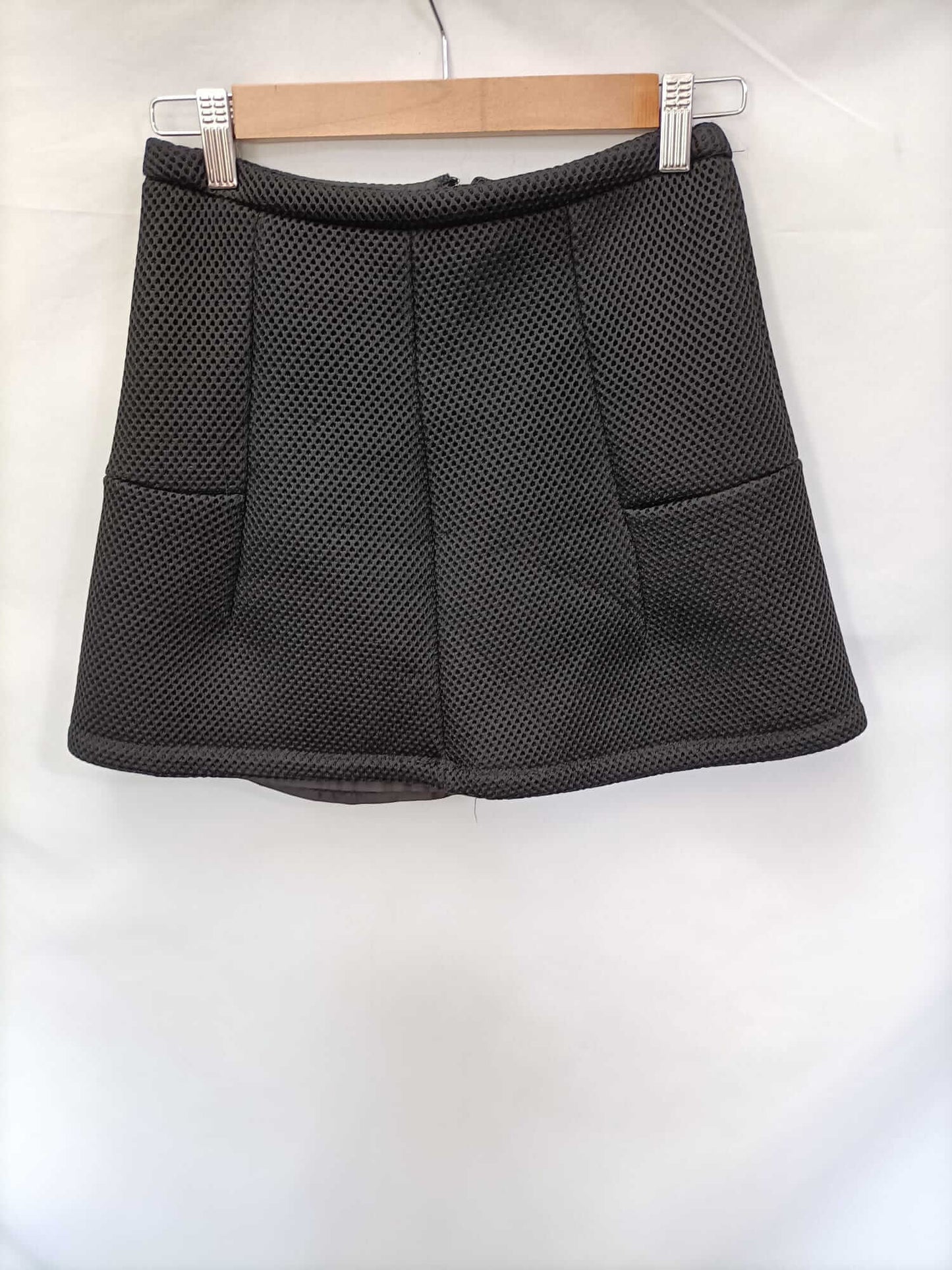 MANGO. Falda mini troquelada T.34