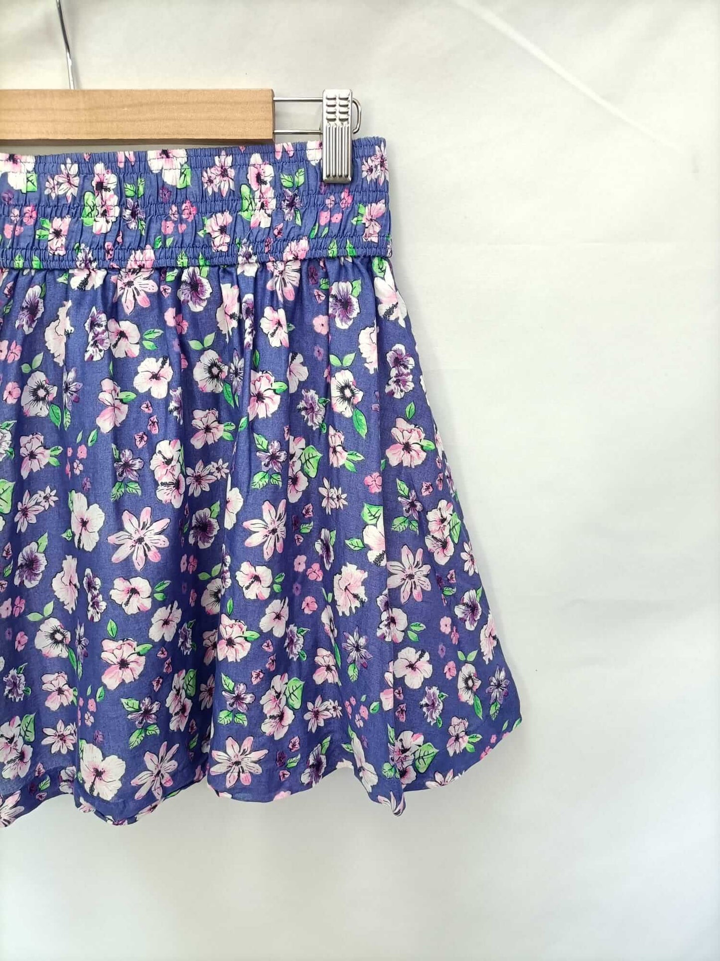 H&M. Falda morada flores T.38