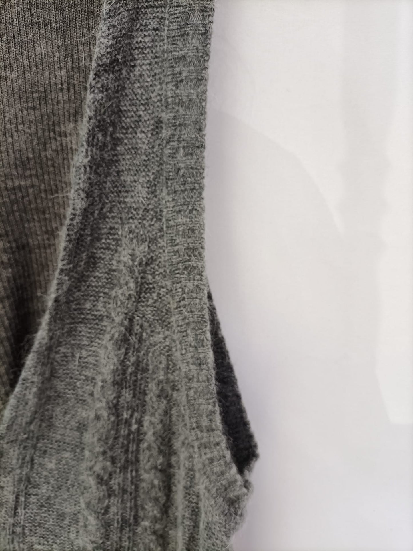 BERSHKA.Chaleco punto gris T.s