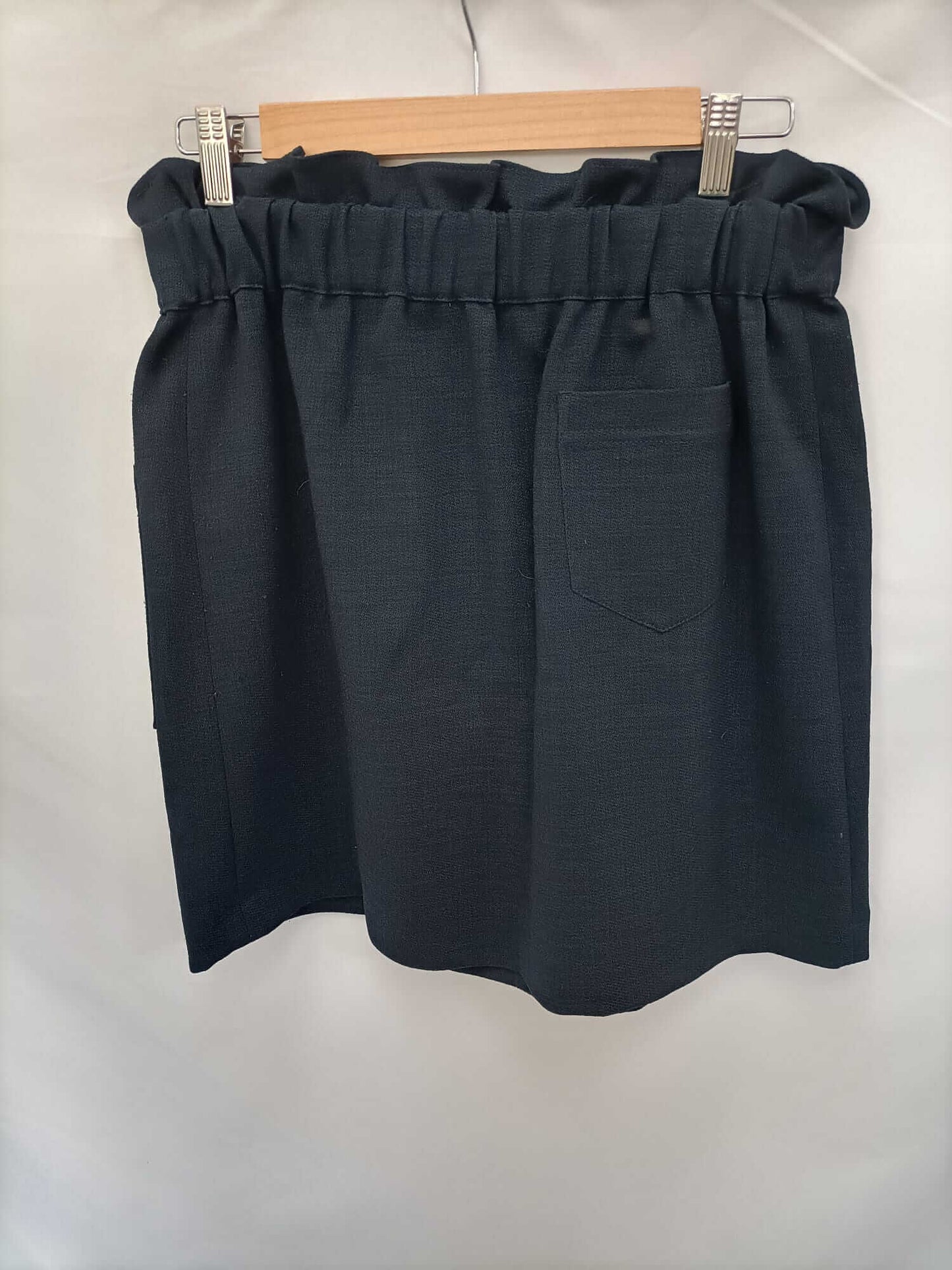 INTROPIA. Falda corta azul T.40