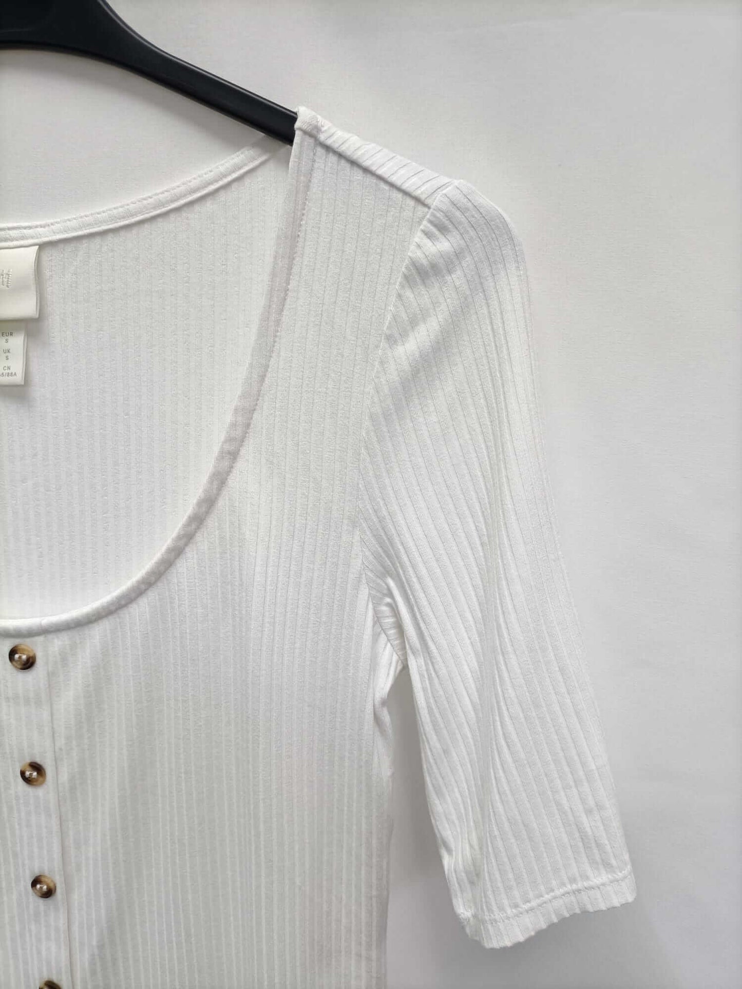 H&M. White ribbed knit top Ts