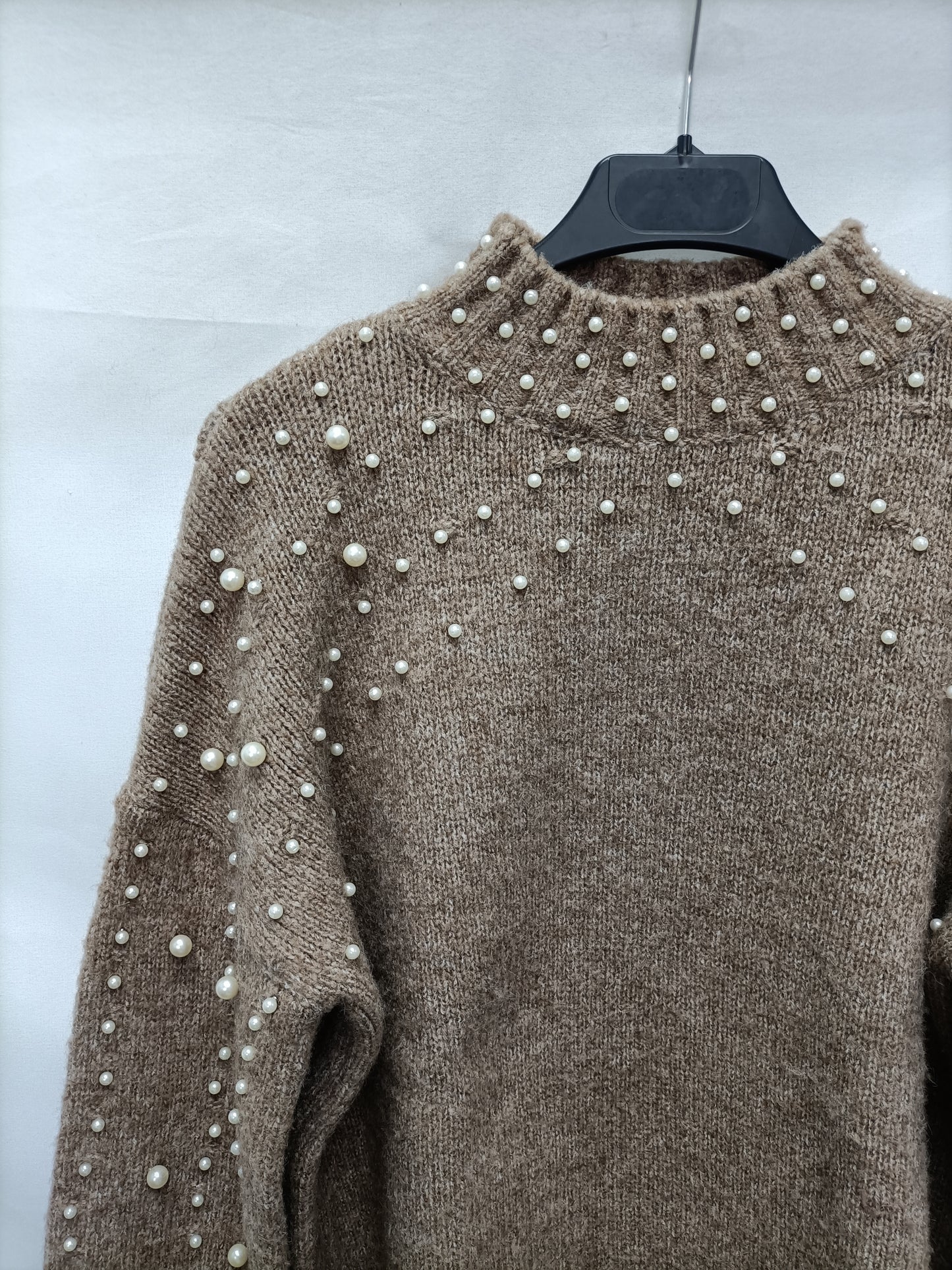 RED QUEEN. Beige pearl sweater Your (s)