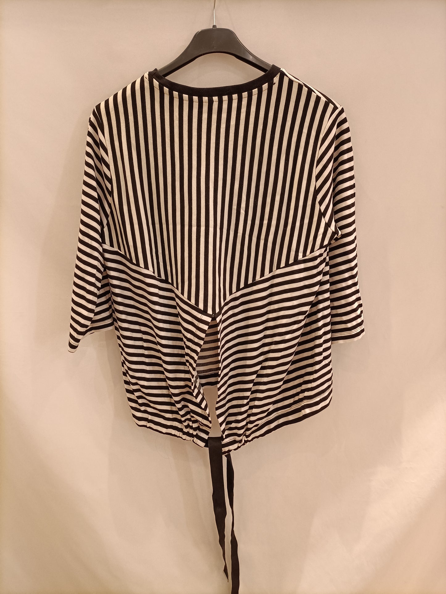 STRADIVARIUS. Camiseta de rayas lazada T.m