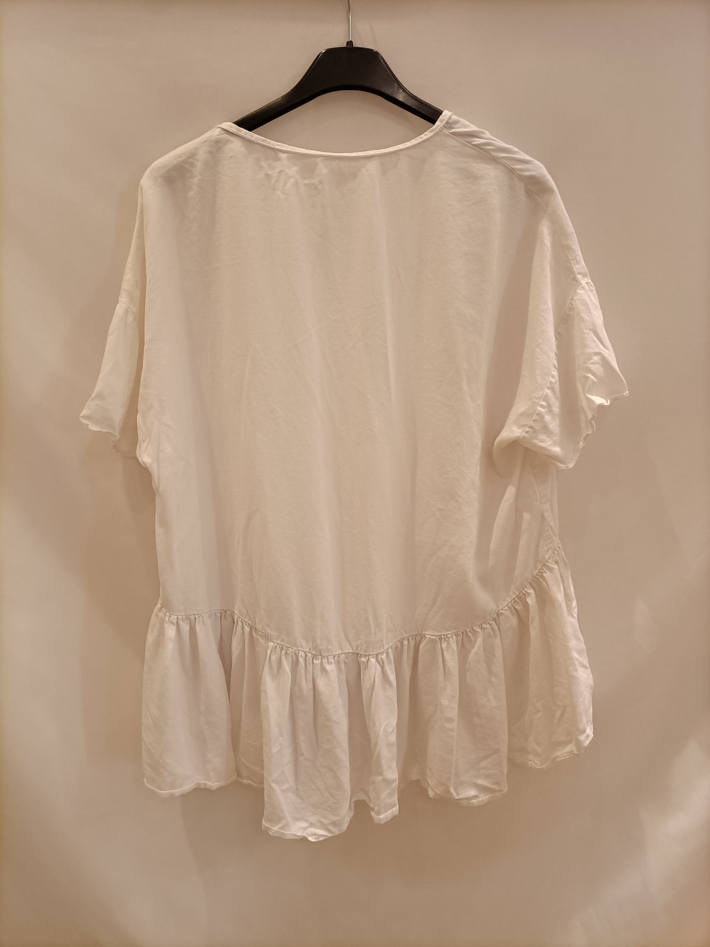 ZARA. Top blanco volante T.l