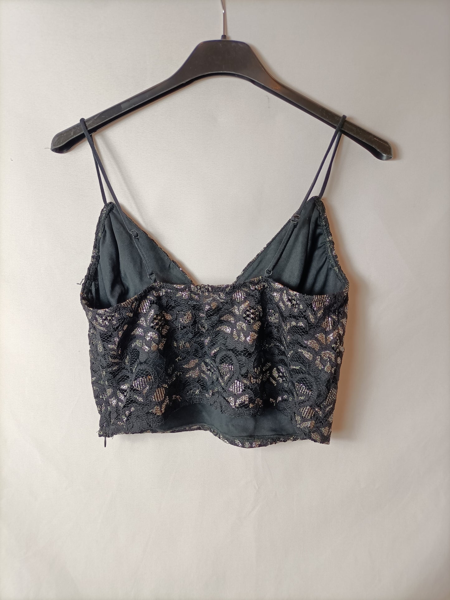 BERSHKA. Top encaje negro T.m