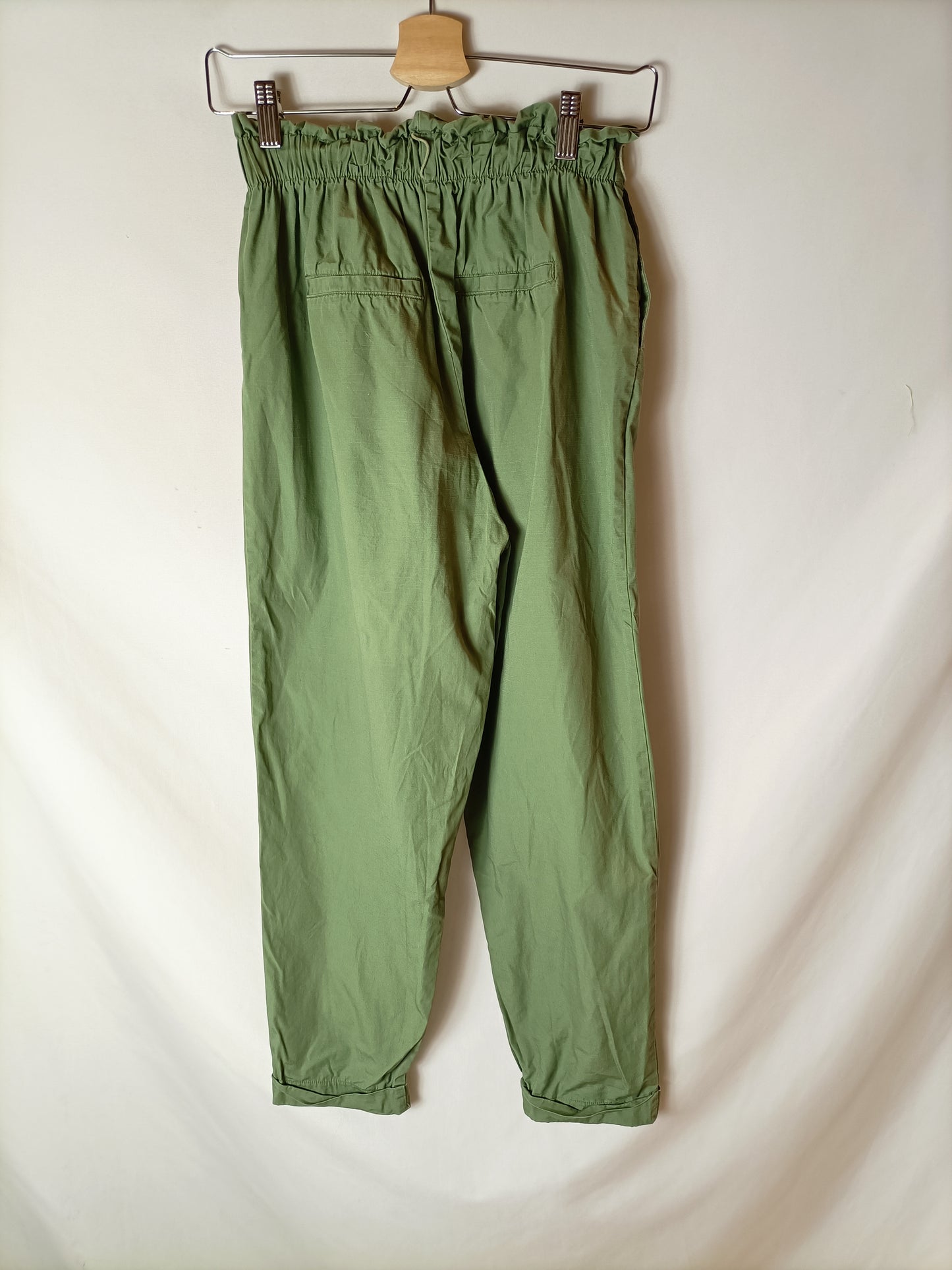 PULL&BEAR. Pantalón fluido verde T.s