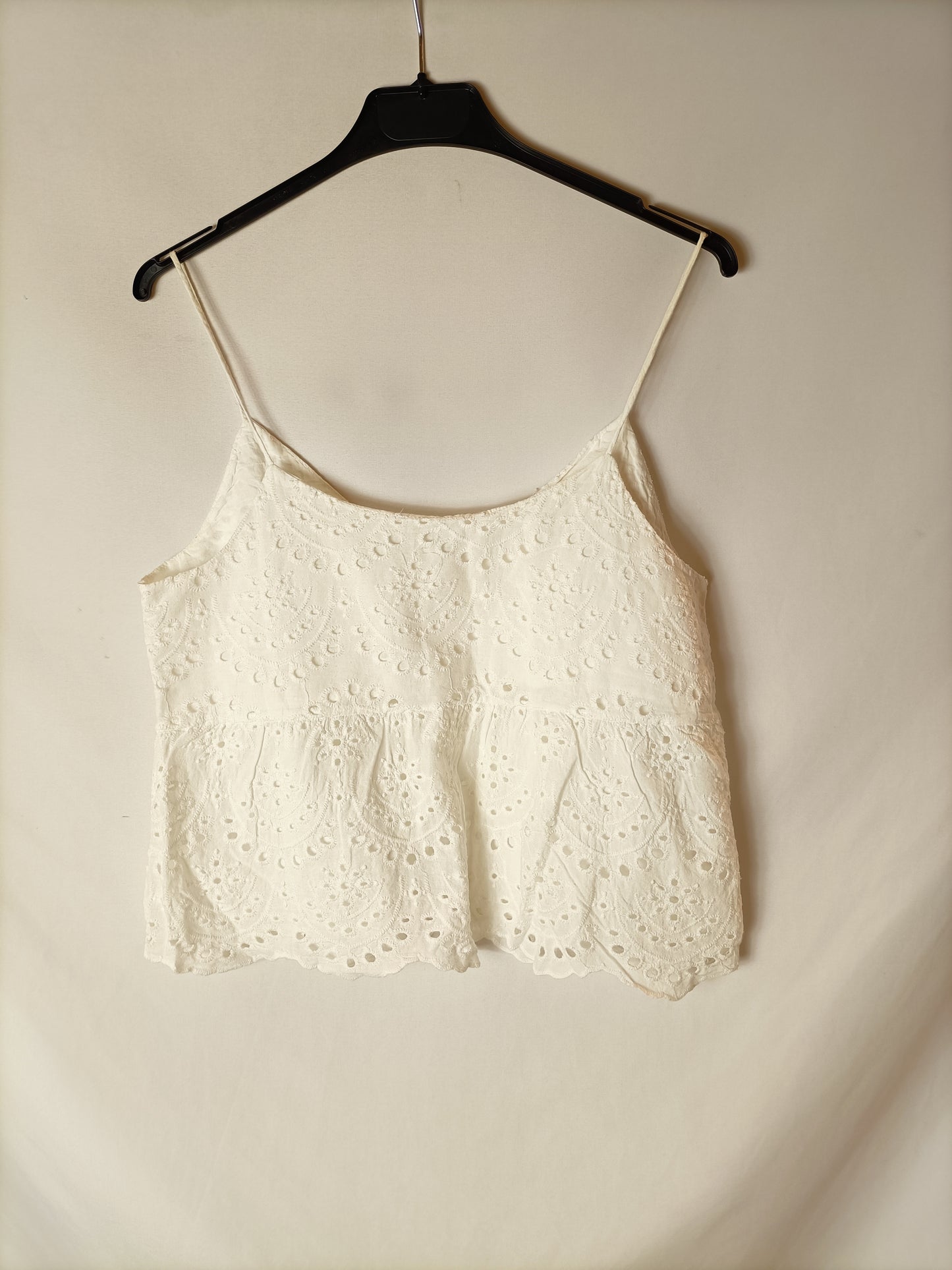 OTRAS. Top corto blanco troquelado. T M