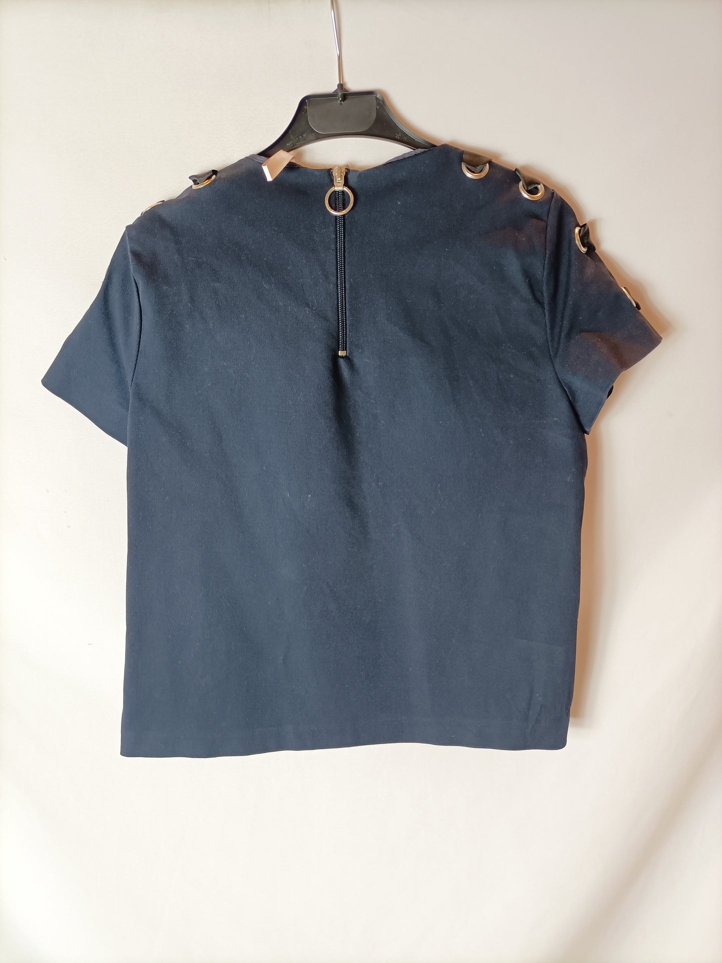 ZARA. Top negro detalle hombro. T M