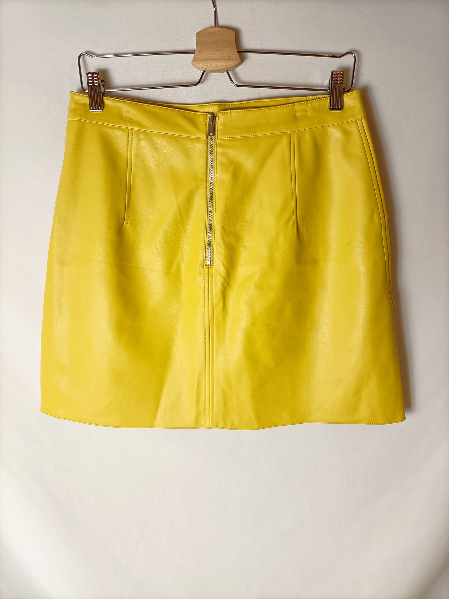 ZARA. Falda polipiel amarilla. T L