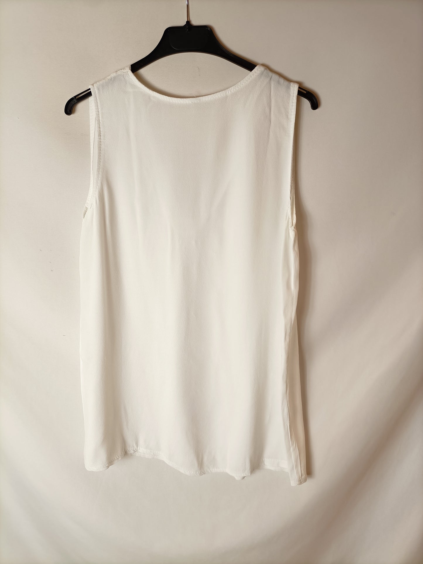 OTRAS. Top blanco fluido. T M