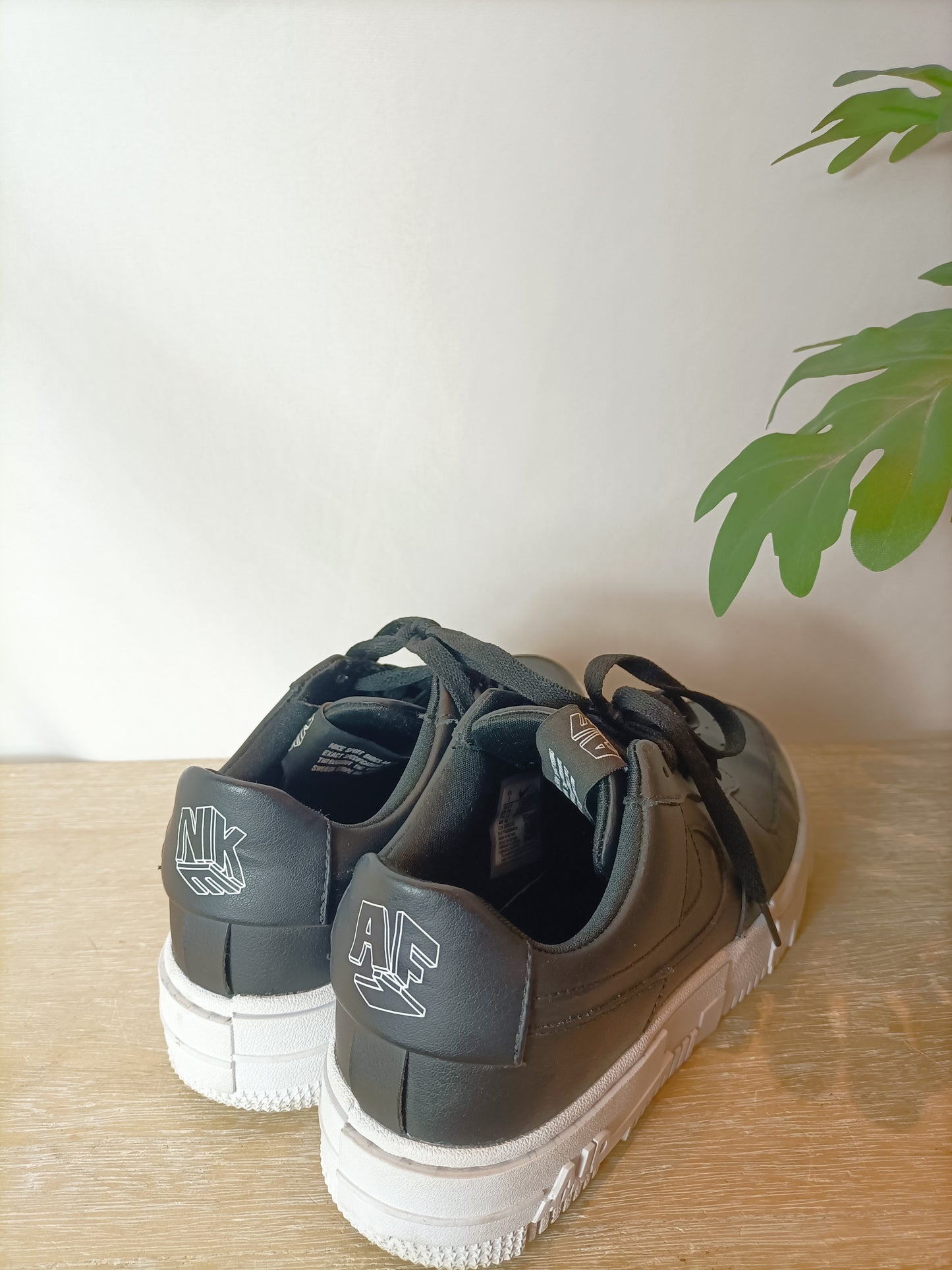 NIKE. Zapatillas negras T.38