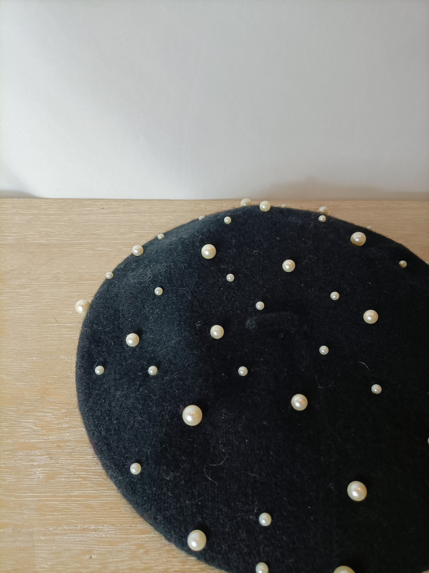 JUSTFUB. Black pearl beret