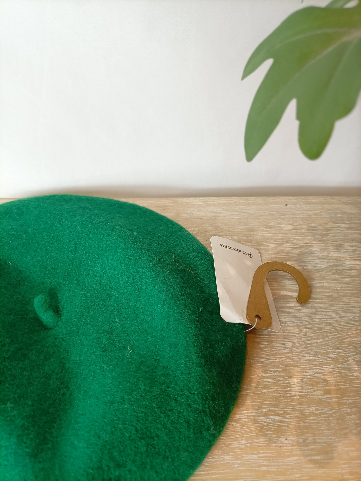 STRADIVARIUS. Boina verde