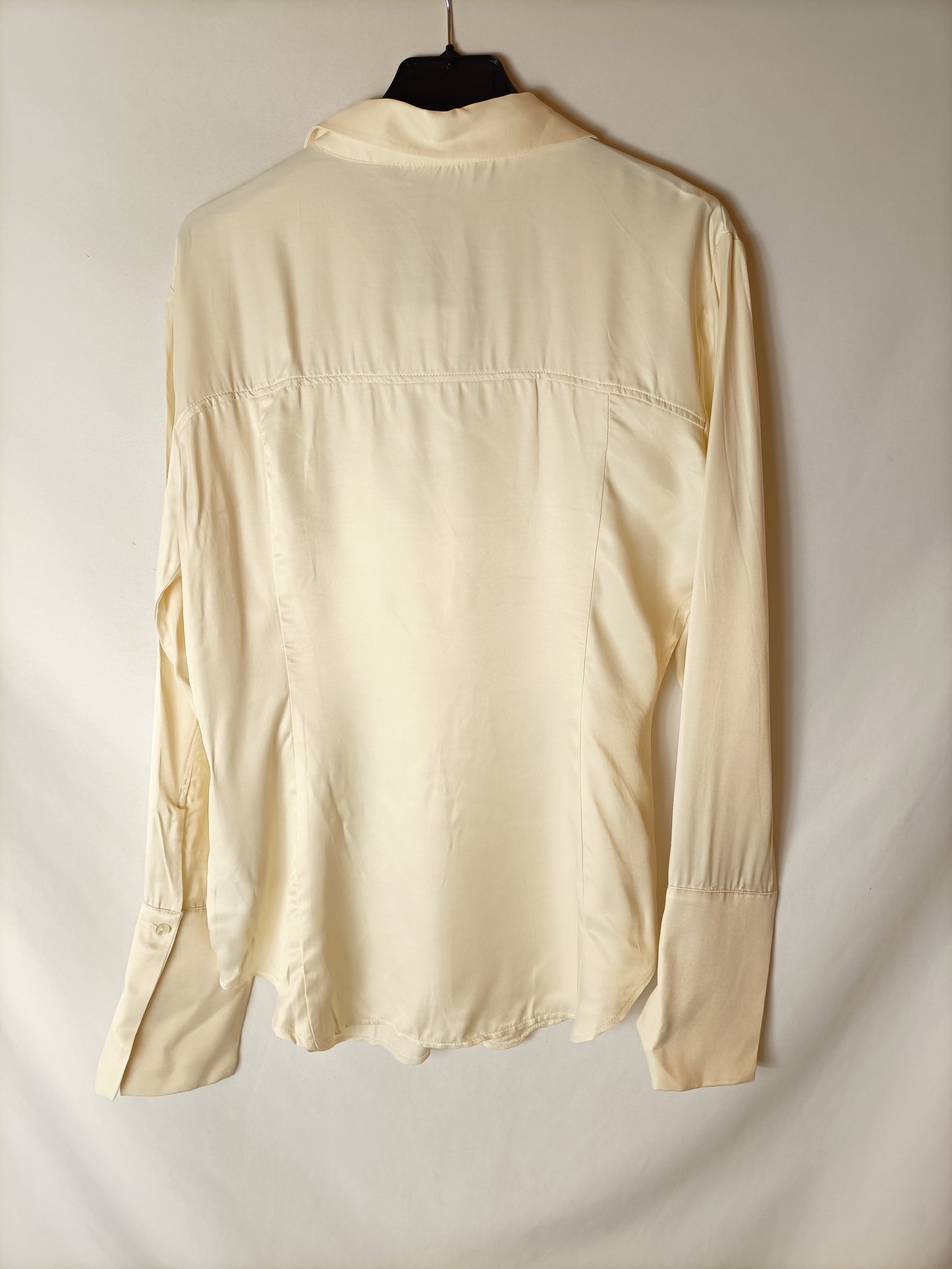 ZARA. Blusa beige satinada T.m