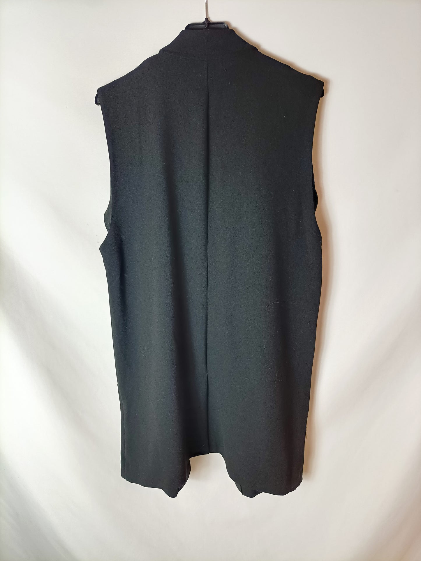 PULL&BEAR. Chaleco negro fluido T.m