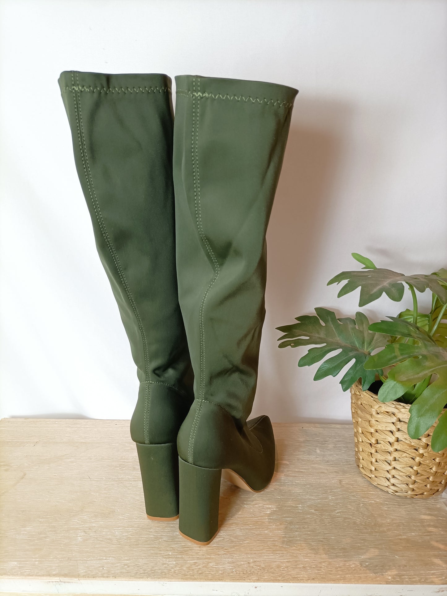 OTRAS. Botas verdes altas T.37