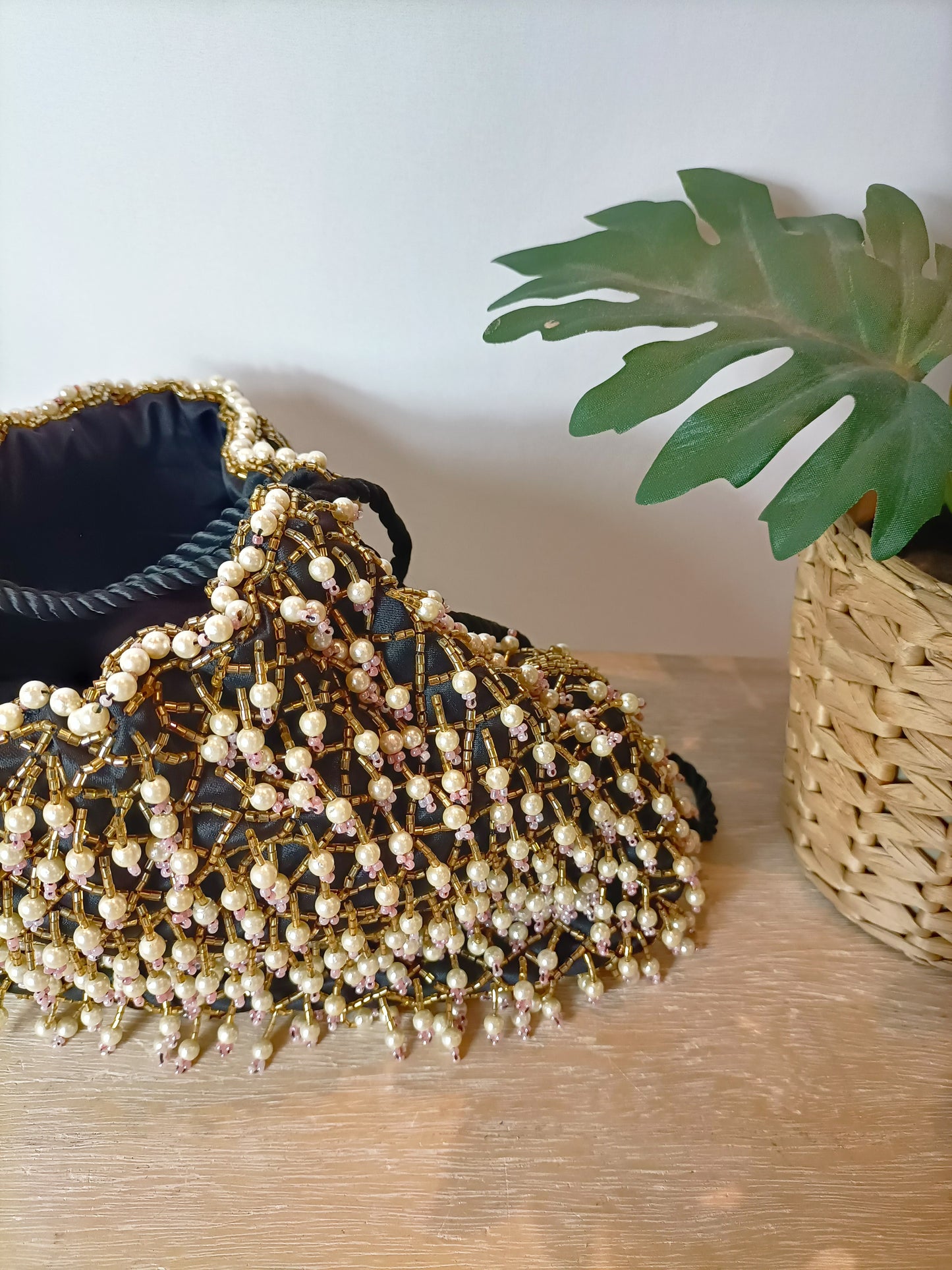 ZARA. Bolso negro perlas