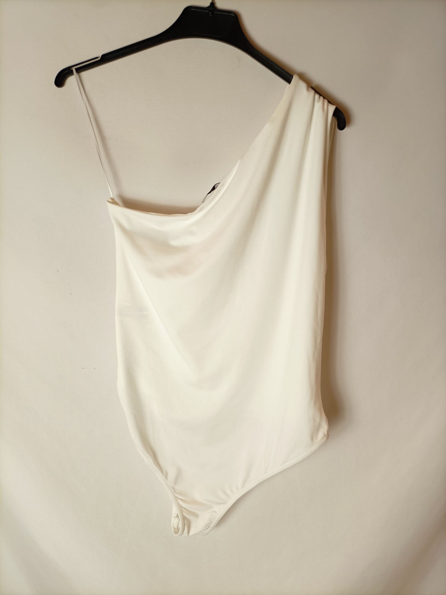 ZARA. Body blanco asimétrico T.l