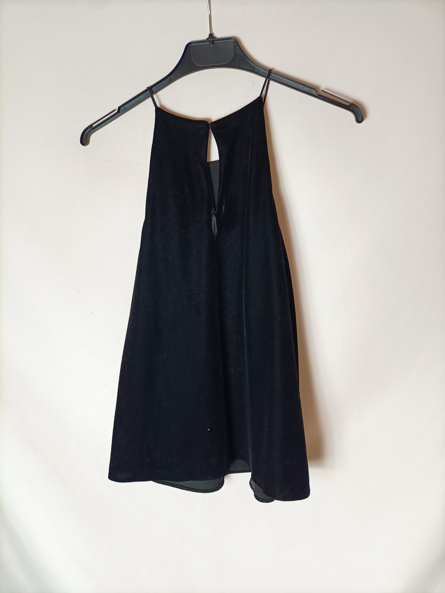 ZARA. Top negro terciopelo cuello halter. T S