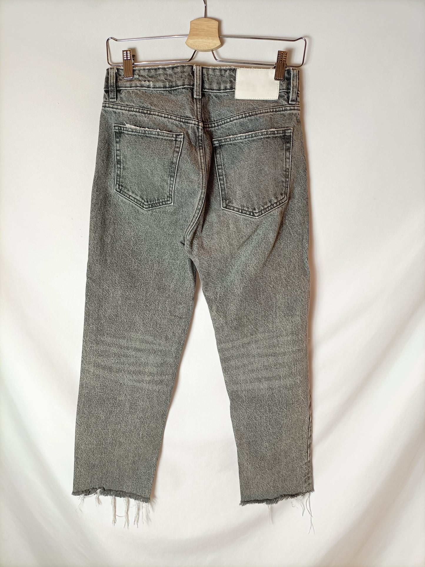 ZARA. Pantalón vaquero gris efecto desgastado botones. T 34