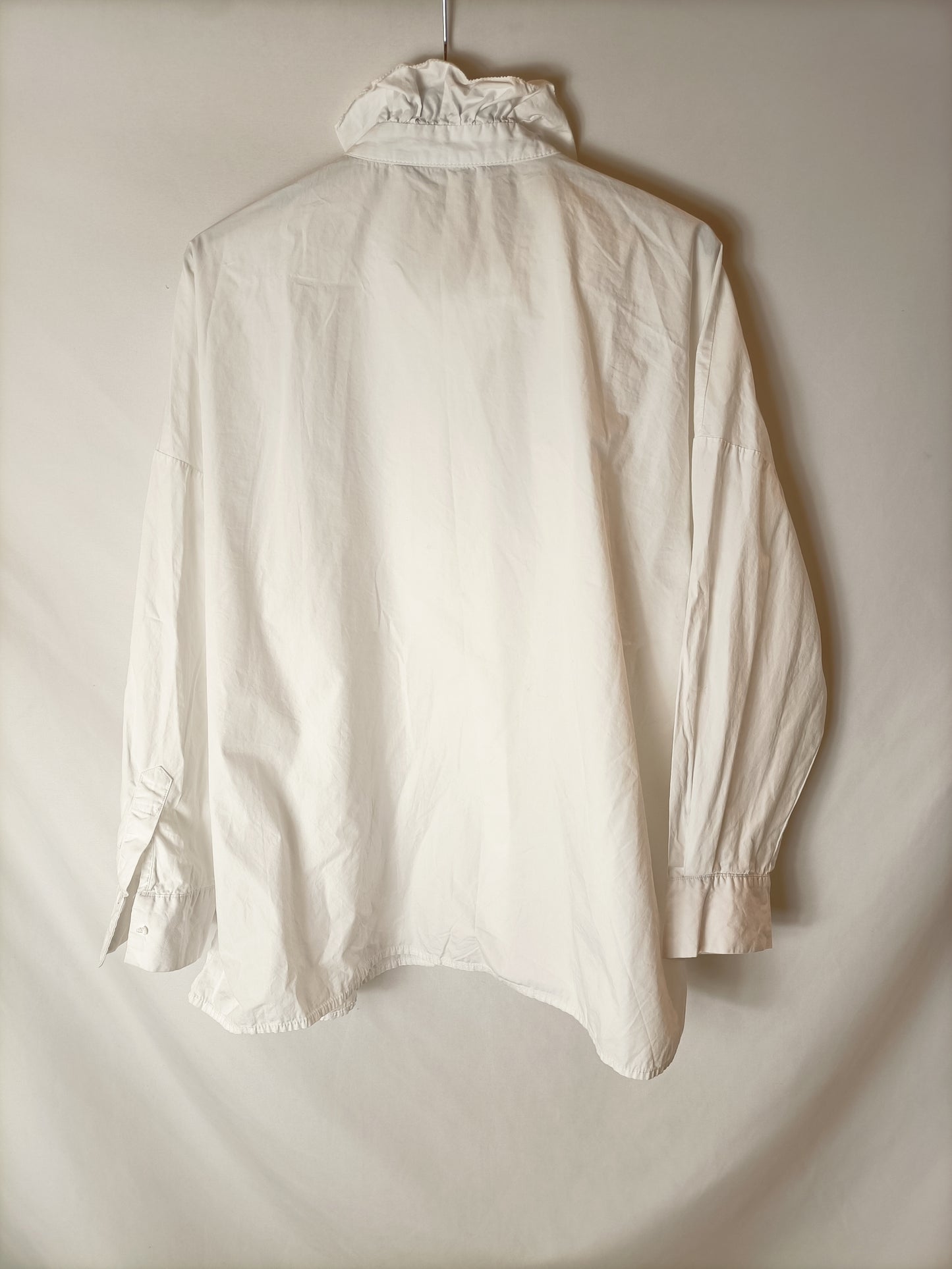 ZARA. Camisa blanca volante T.xs
