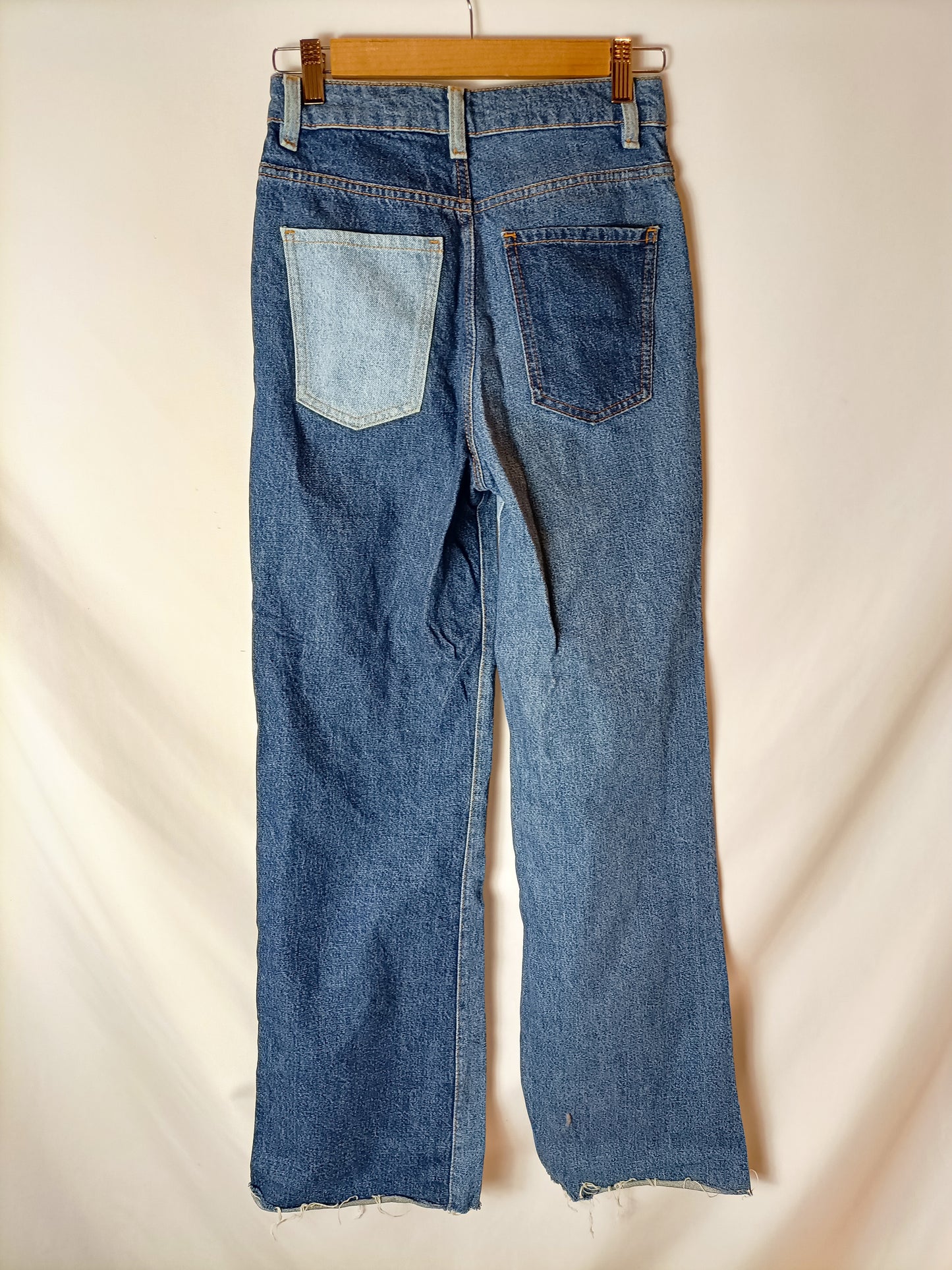 ZARA. Pantalón vaquero pata ancha bicolor. T 34